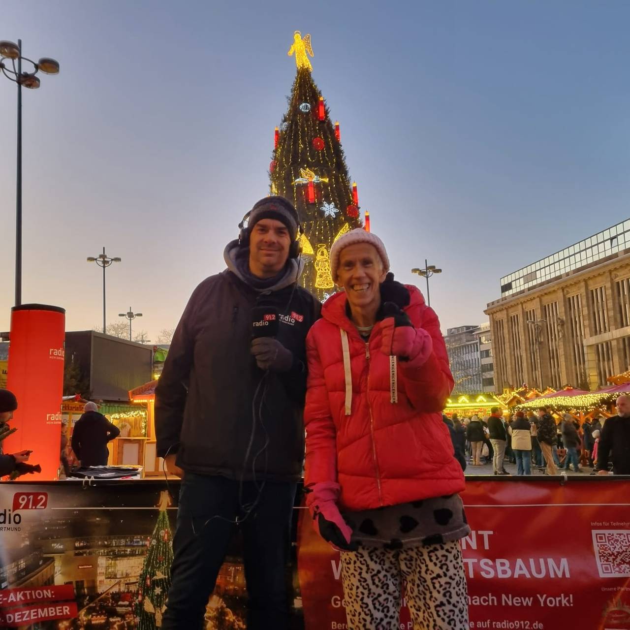 Guten Morgen Dortmund Moderator Tim Schmutzler (l.) und Radio 91.2-Wettermann Burkhard Dreischer am Selfie Point auf dem Dortmunder Weihnachtsmarkt.