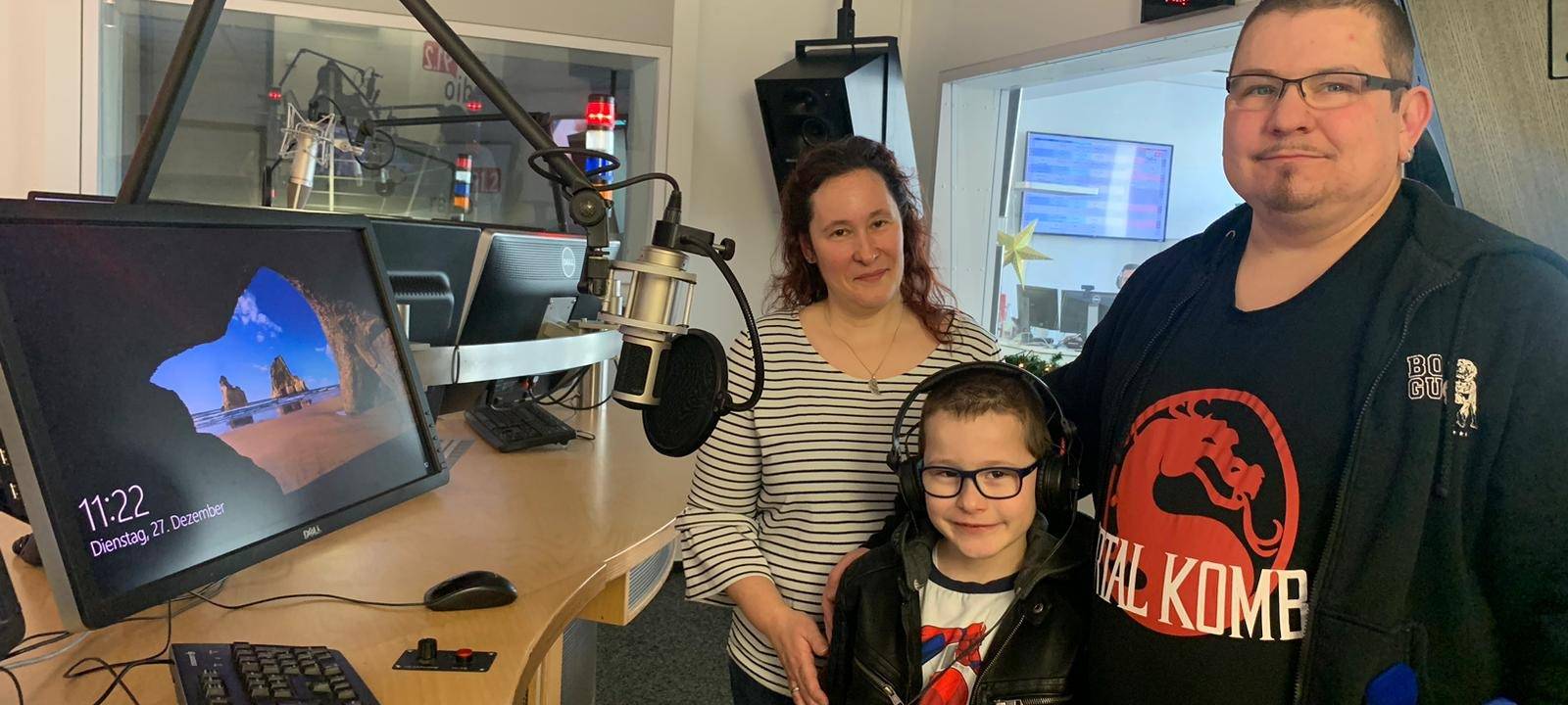 Lebensretter Leo mit seinen Eltern im Radio 91.2-Studio.