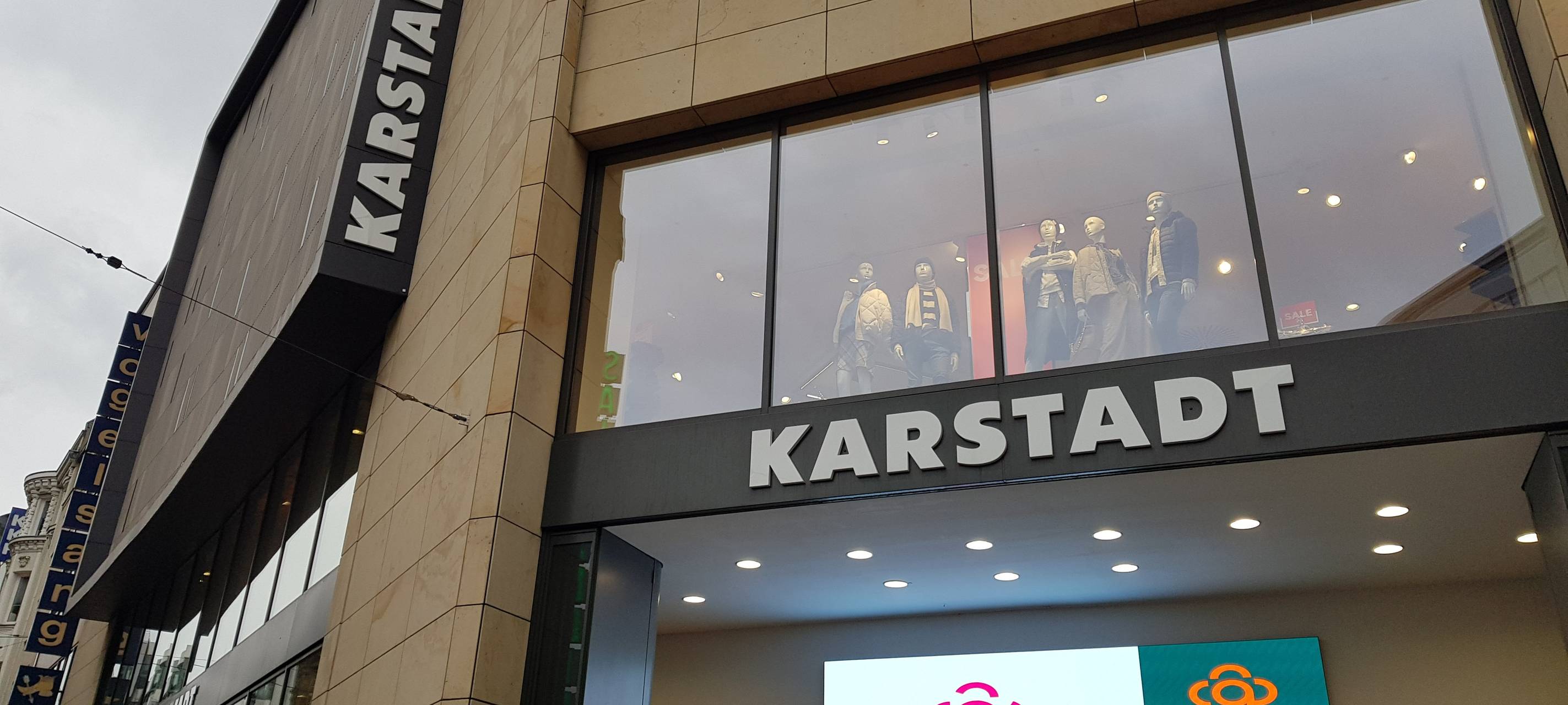 Eingang von Karstadt in Dortmund auf dem Westenhellweg.