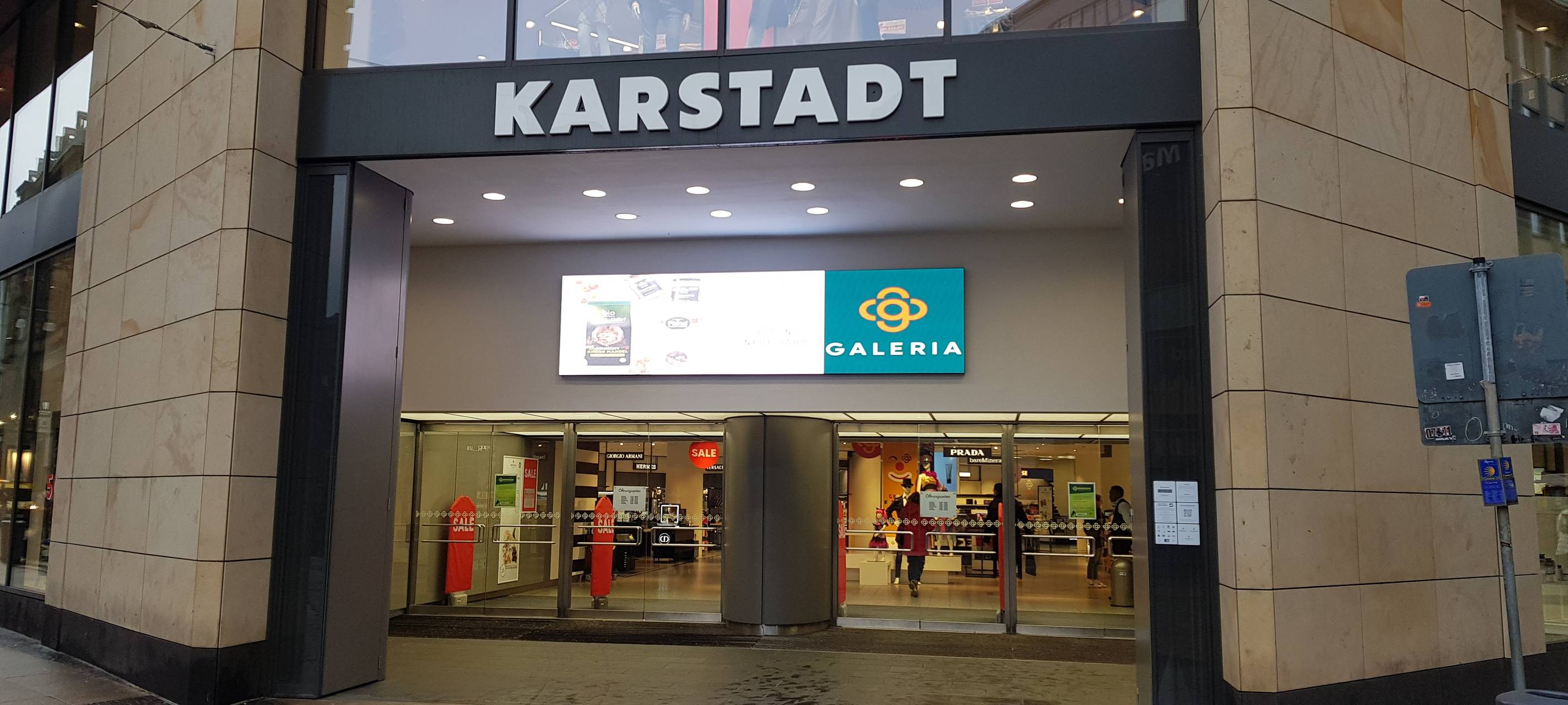 Eingang von Karstadt in Dortmund auf dem Westenhellweg.