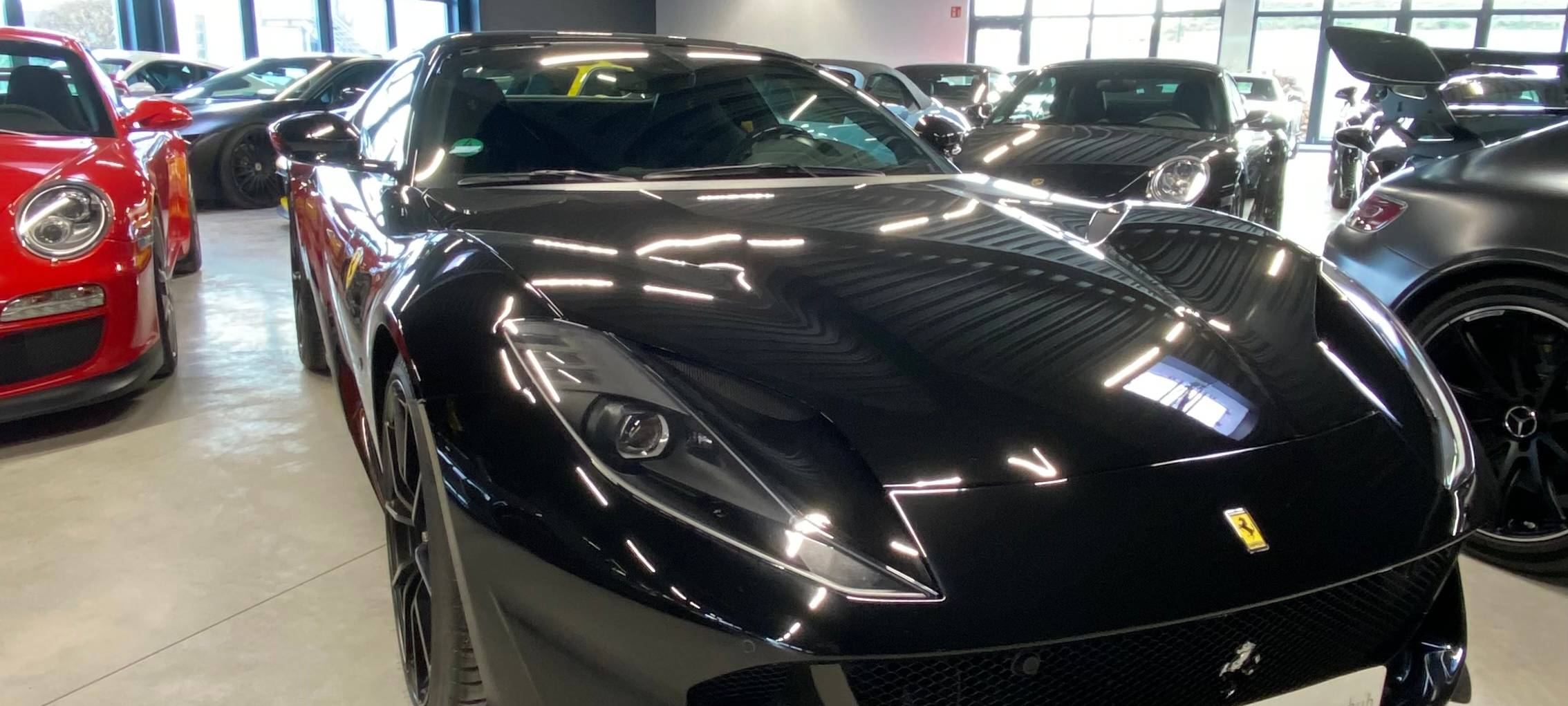 Wir öffnen Türen: hinter dem Steuer eines Ferraris