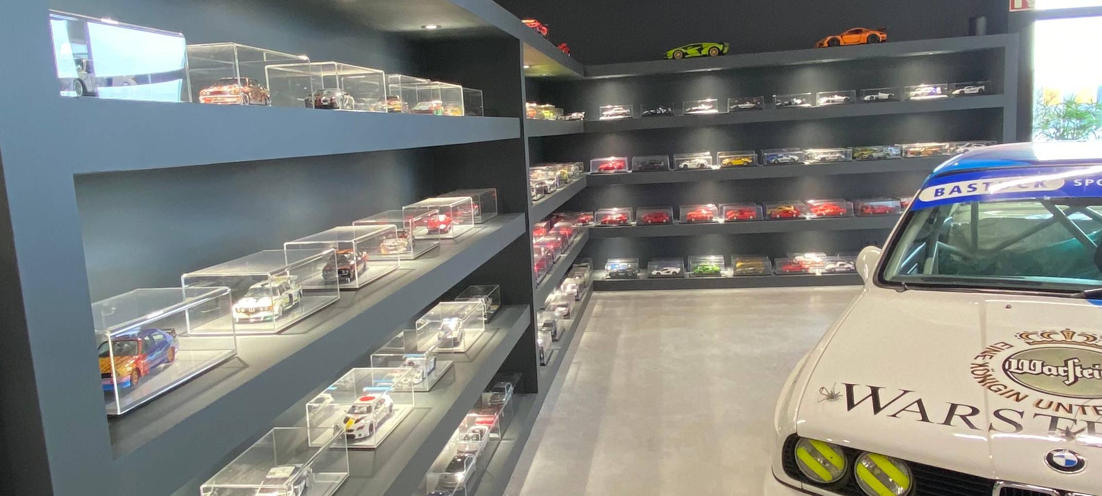 Wir öffnen Türen: hinter dem Steuer eines Ferraris