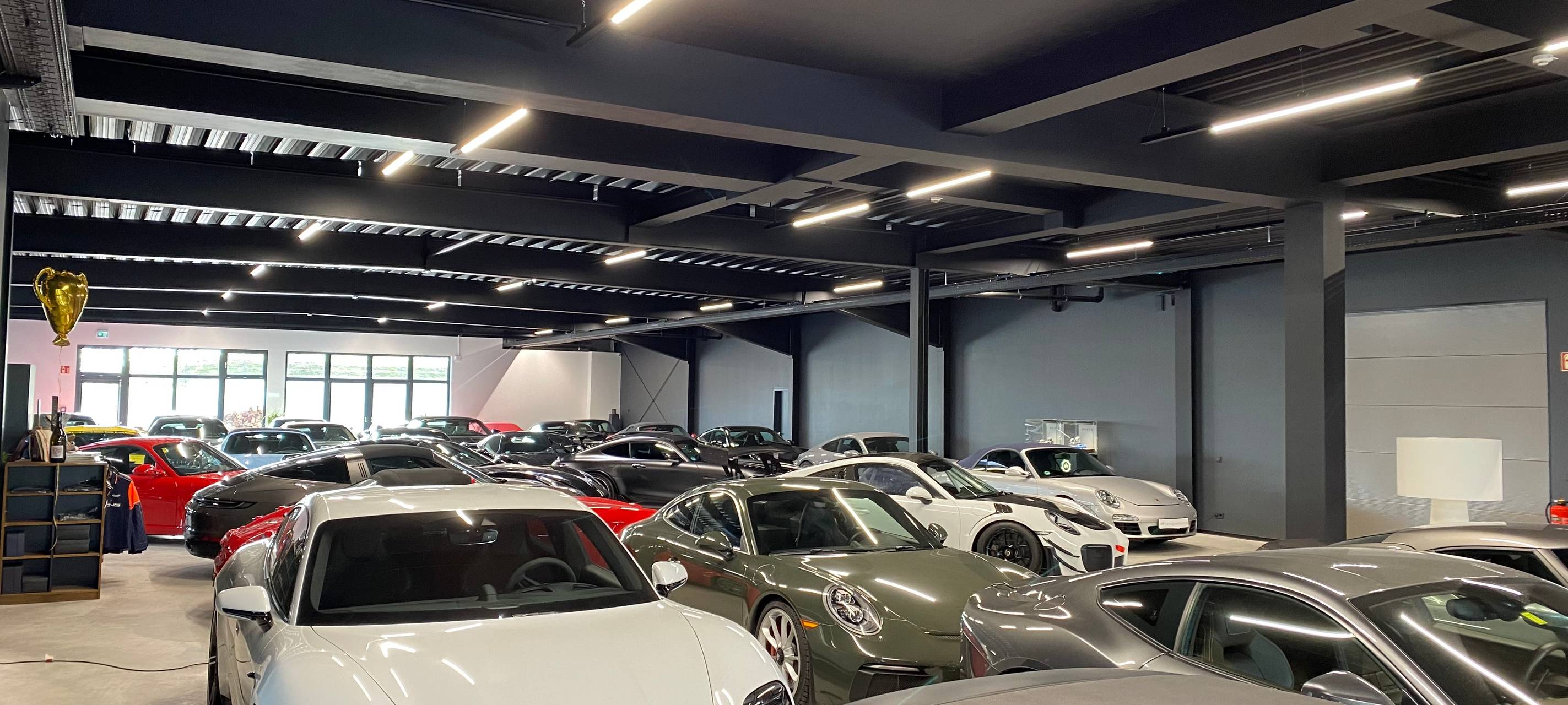 Wir öffnen Türen: hinter dem Steuer eines Ferraris