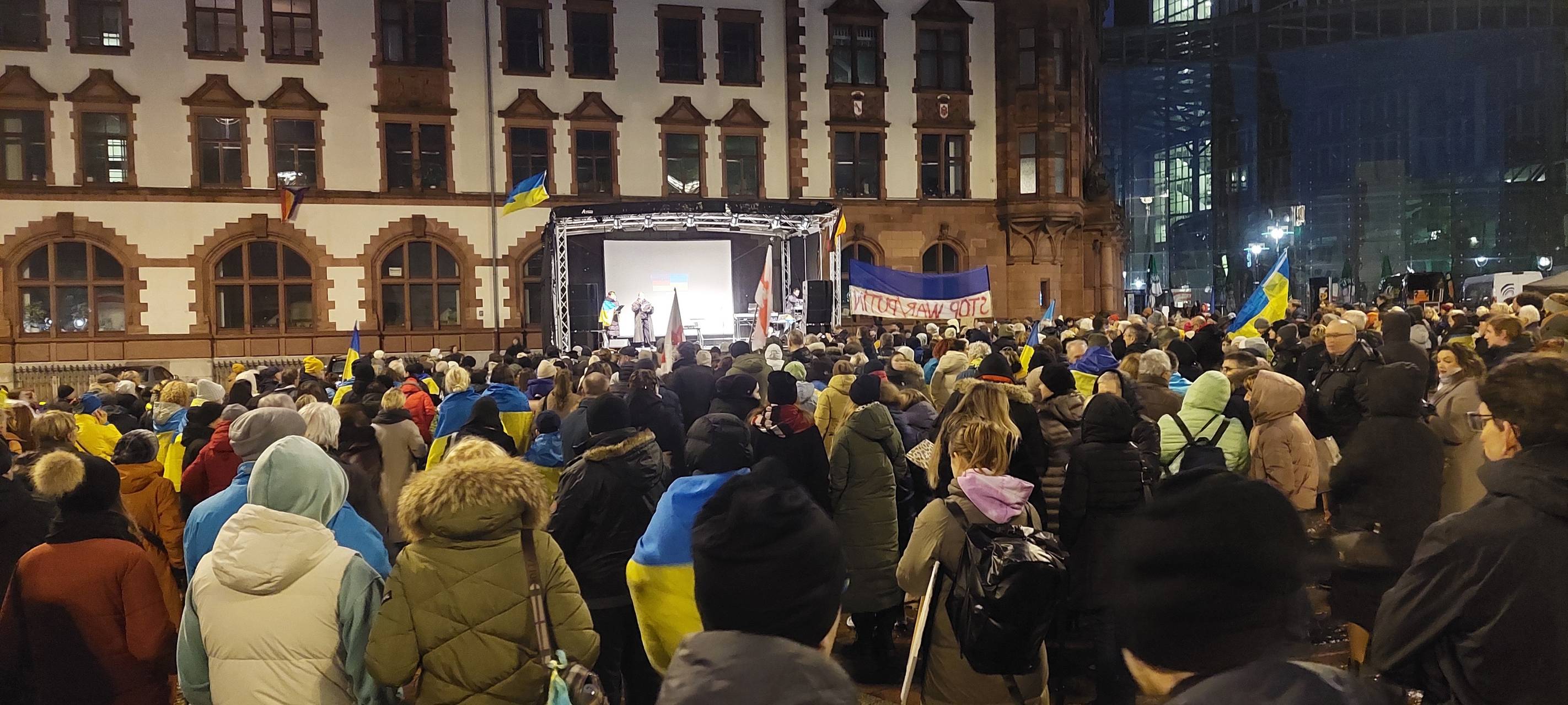 Tausende Menschen bei Kundgebung am Friedensplatz