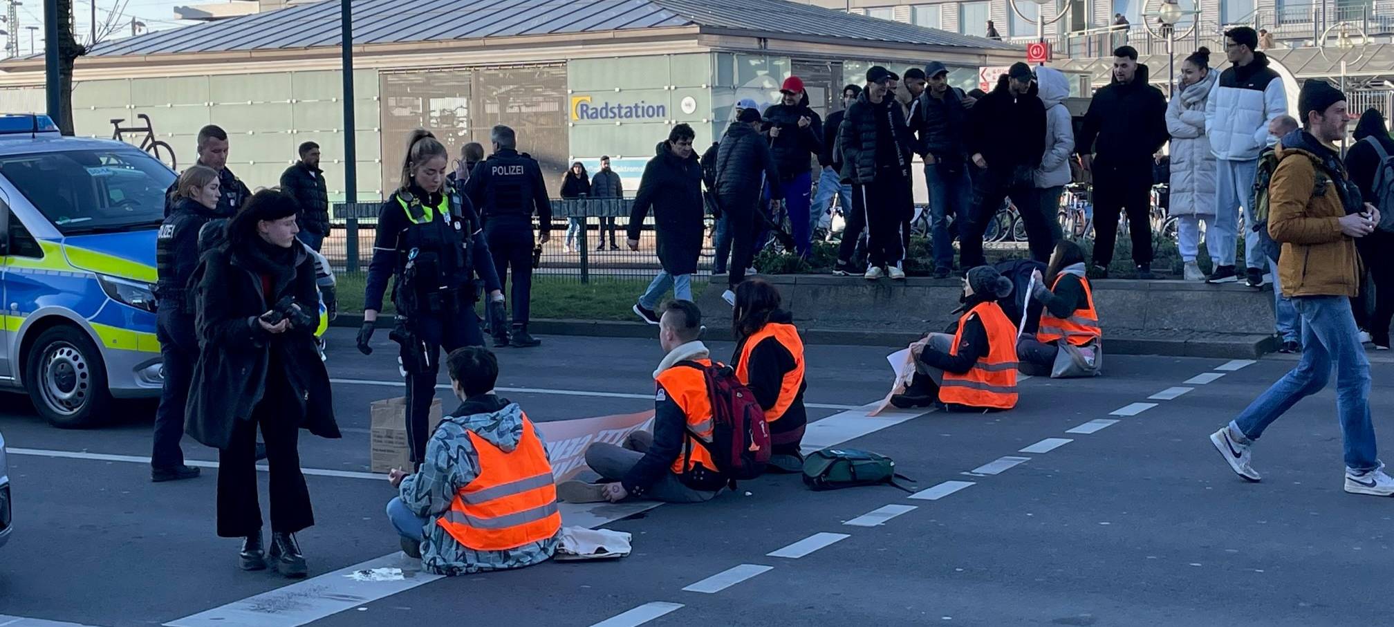 Dortmund: Klima-Aktivisten kleben sich auf Wall