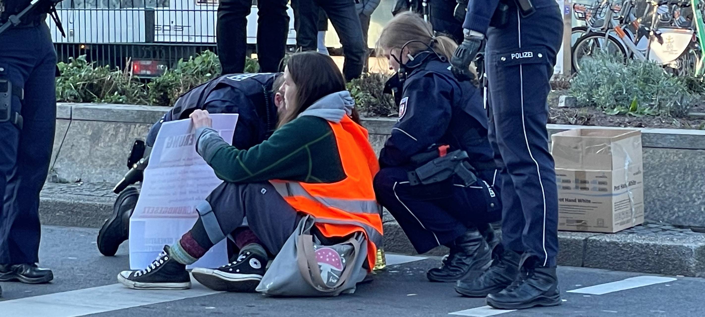 Klimaaktivisten "Die letzte Generation" kleben sich auf die Straße in Dortmund.