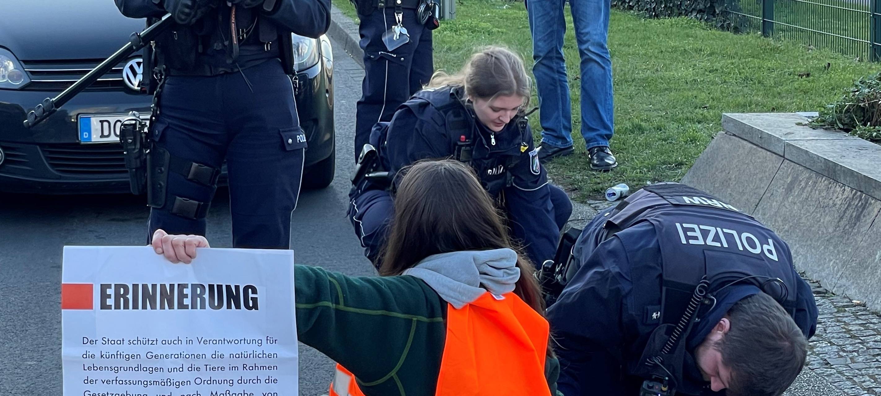 Klimaaktivisten "Die letzte Generation" kleben sich auf die Straße in Dortmund.