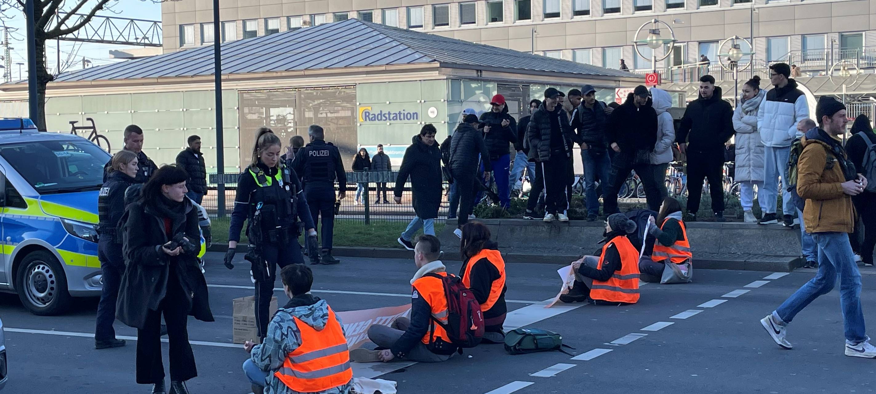 Klimaaktivisten "Die letzte Generation" kleben sich auf die Straße in Dortmund.