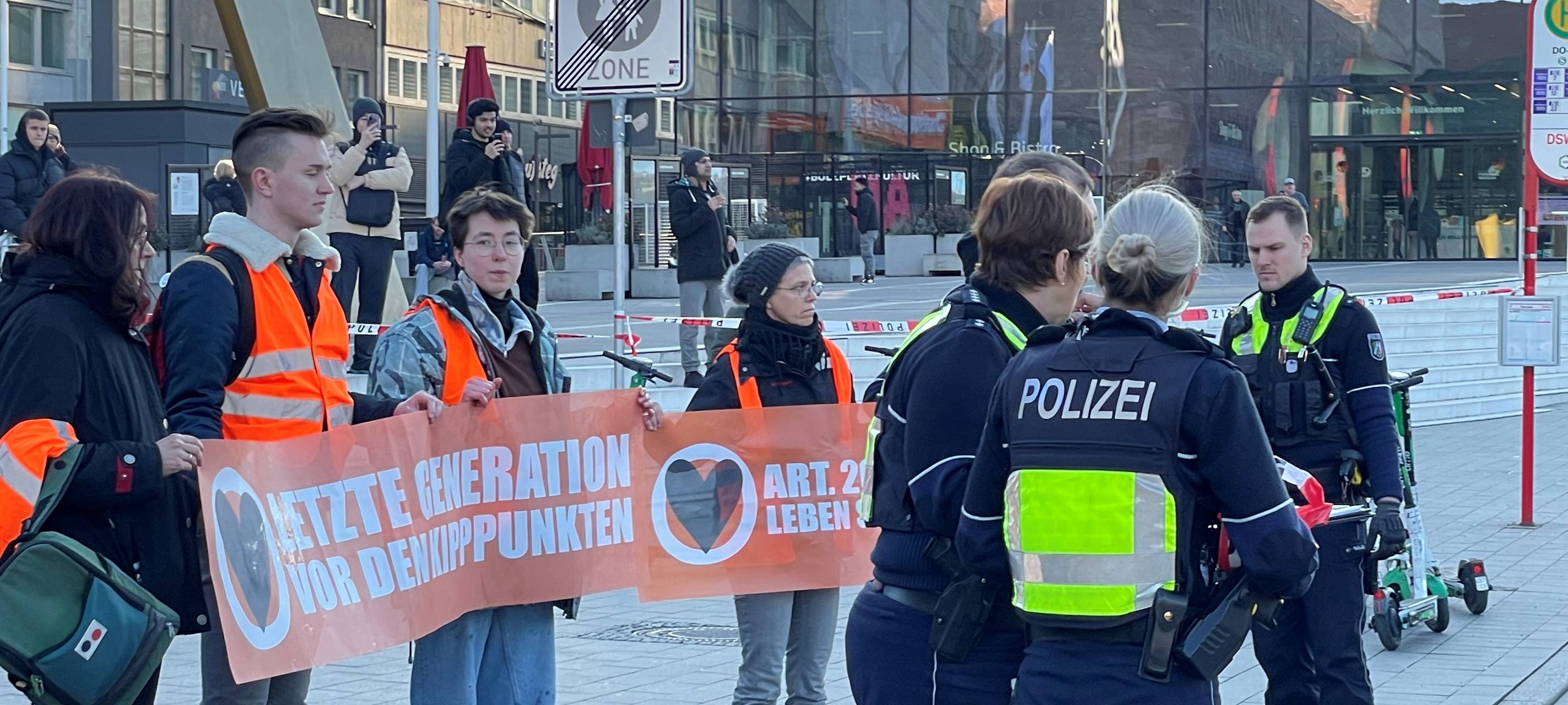 Klimaaktivisten "Die letzte Generation" kleben sich auf die Straße in Dortmund.