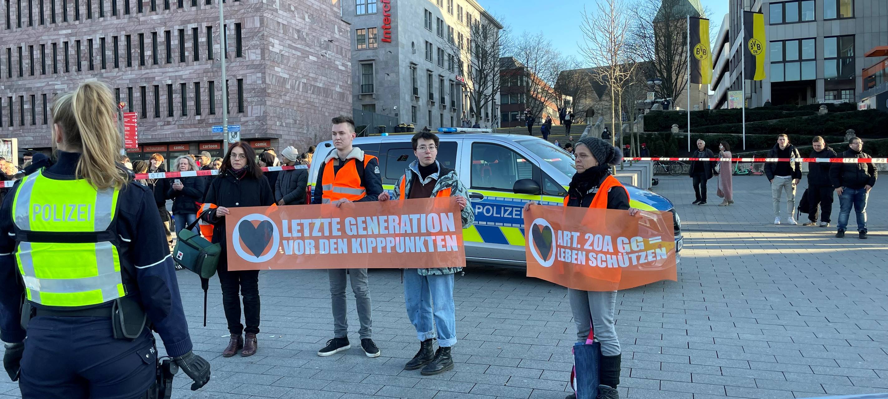 Klimaaktivisten "Die letzte Generation" kleben sich auf die Straße in Dortmund.