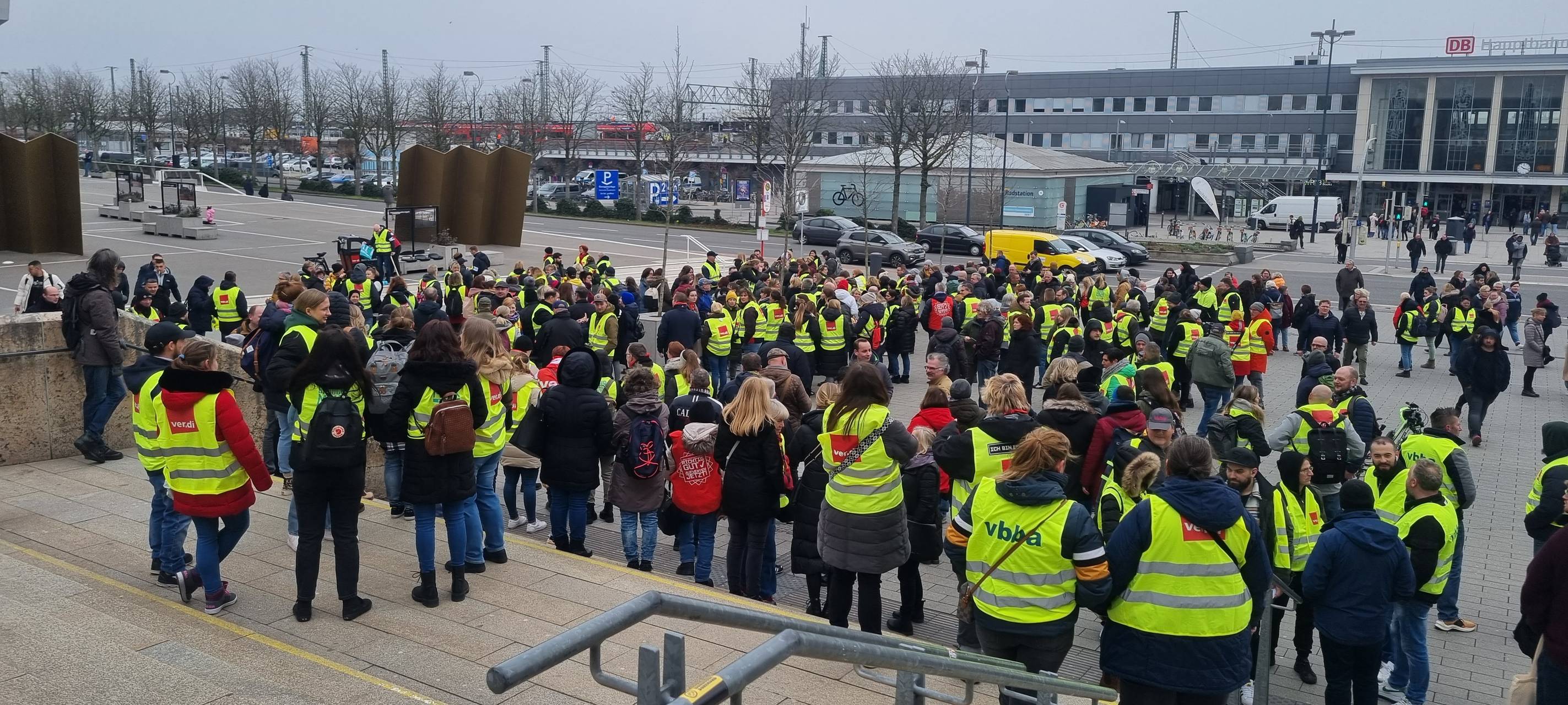 Demo-Teilnehmer sammeln sich an der Katharinentreppe.