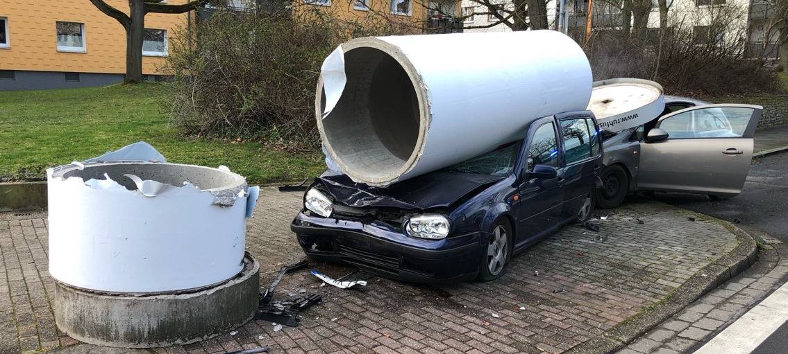 Dortmund: Fahrerin rammt Auto gegen Litfaßsäule