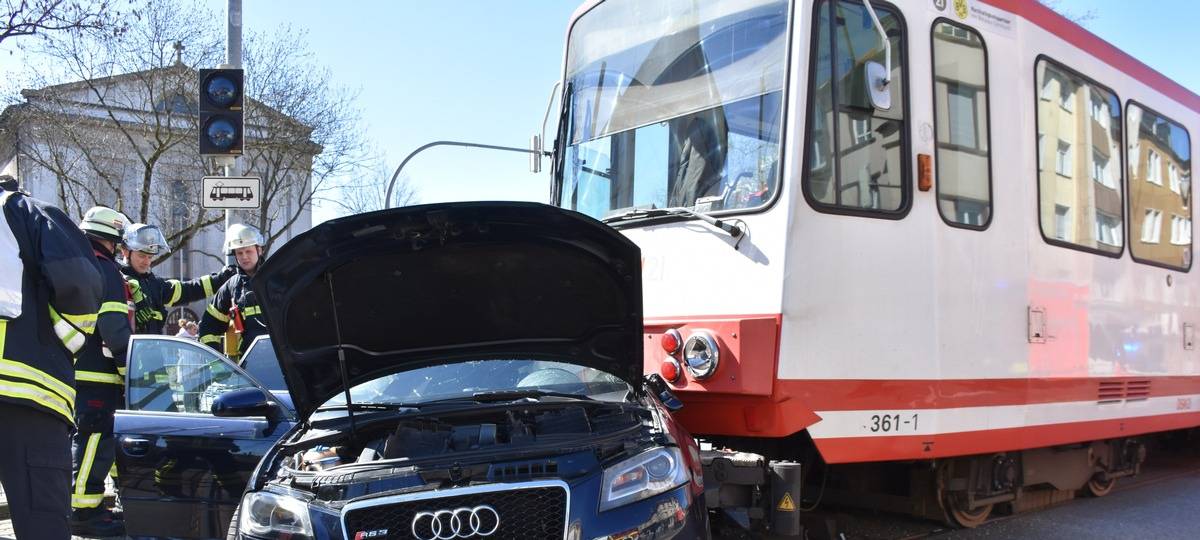 Dortmund: Auto stößt mit Stadtbahn zusammen