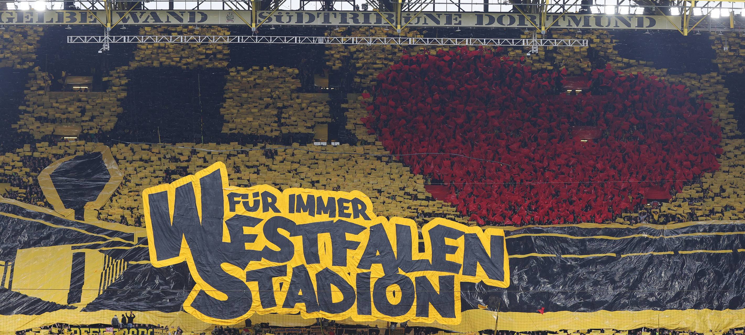 Dortmunder Südtribüne mit Banner auf dem steht "Für immer Westfalenstadion"