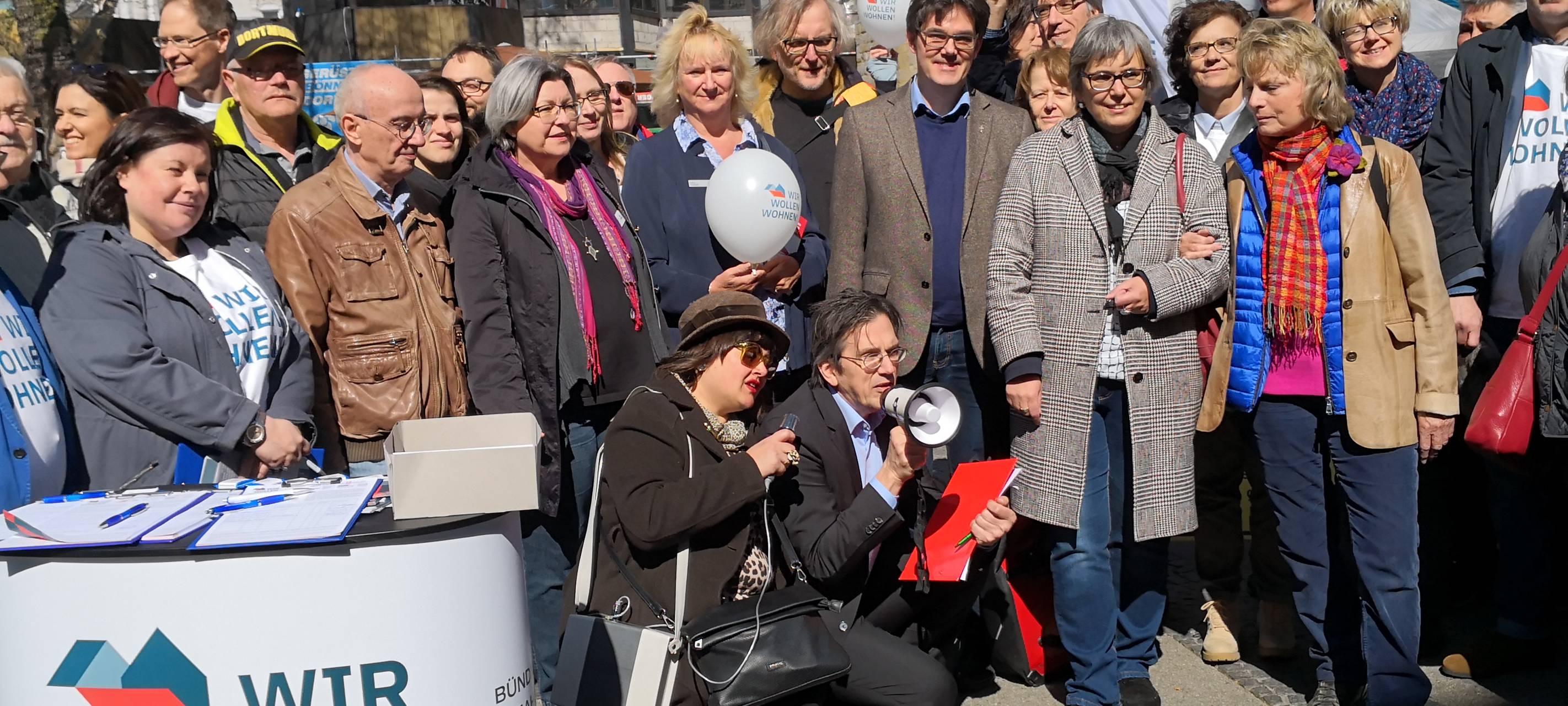 Unterschriften für bezahlbaren Wohnraum