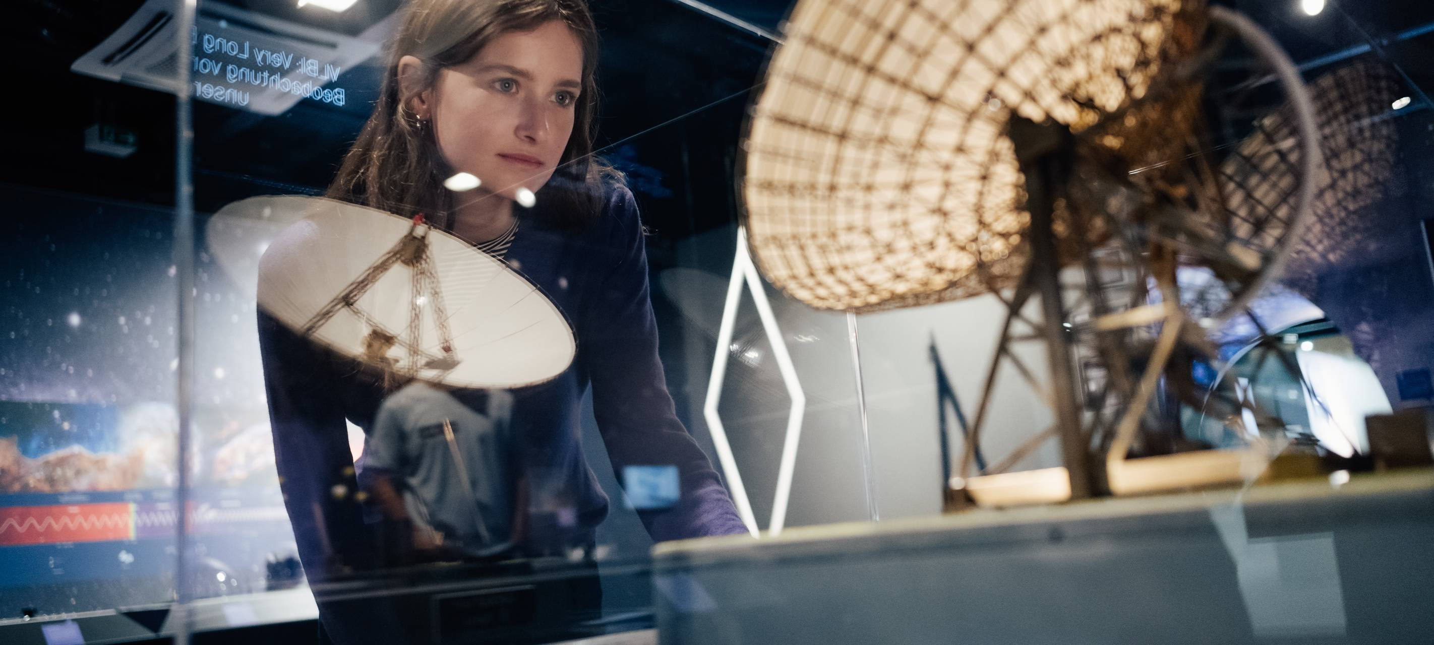 MS Wissenschaft liegt am Dortmunder Hafen