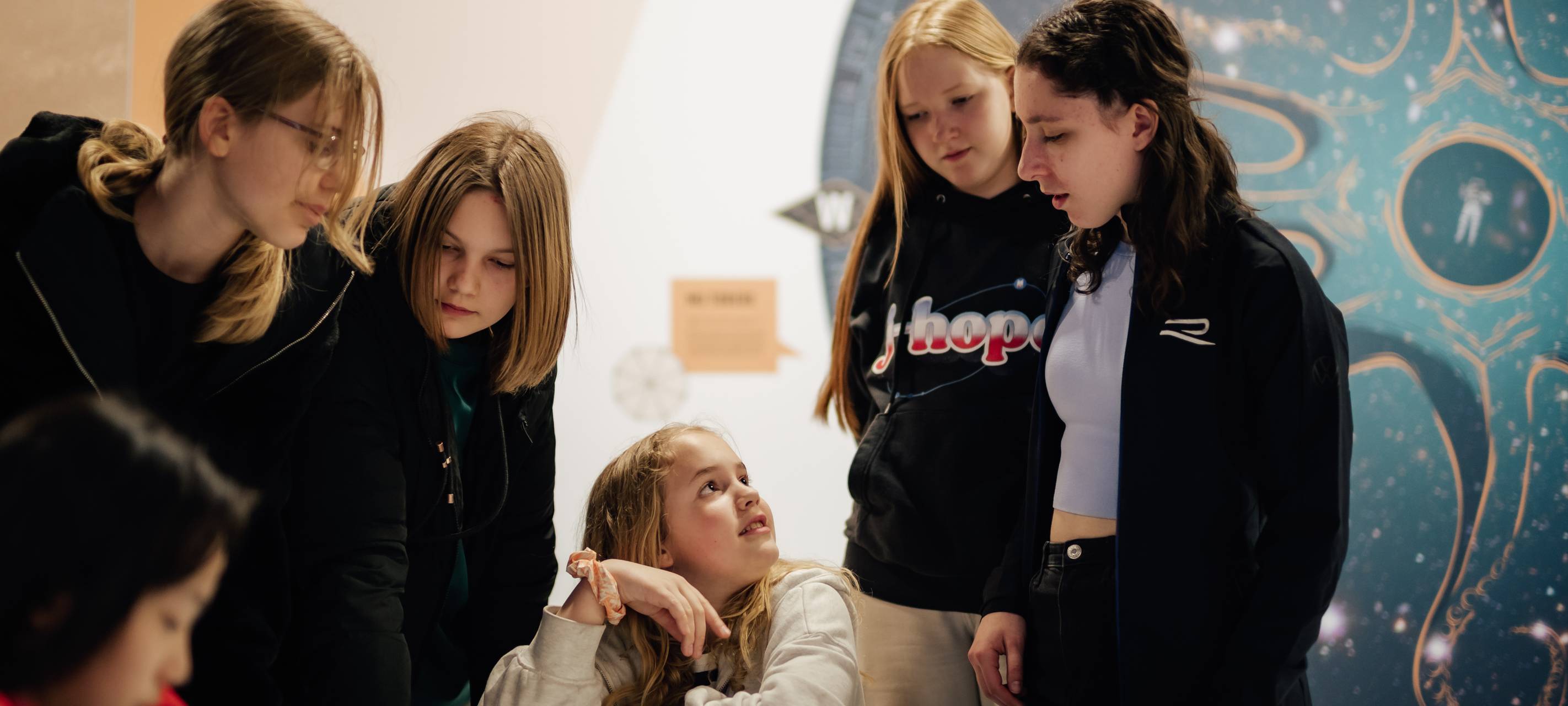 MS Wissenschaft liegt am Dortmunder Hafen