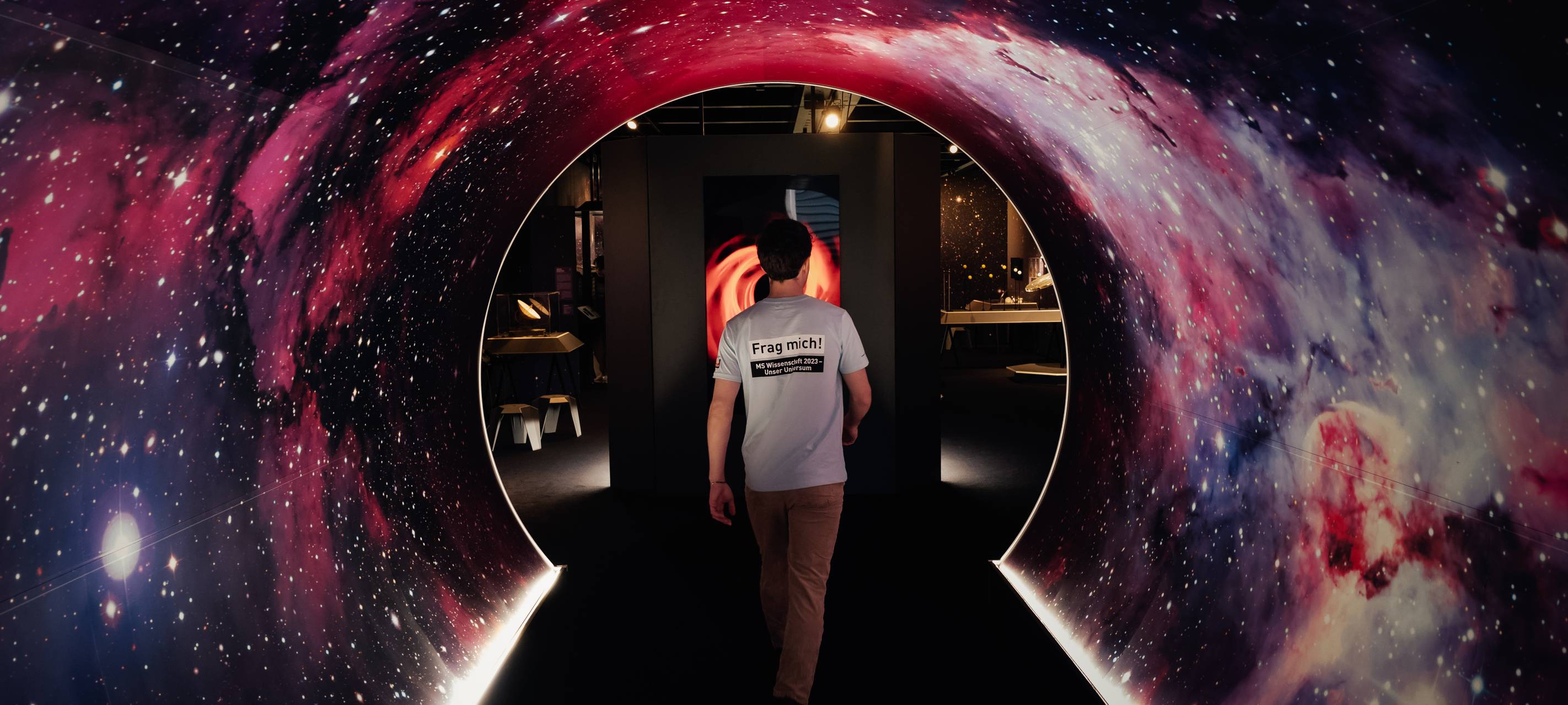 MS Wissenschaft liegt am Dortmunder Hafen