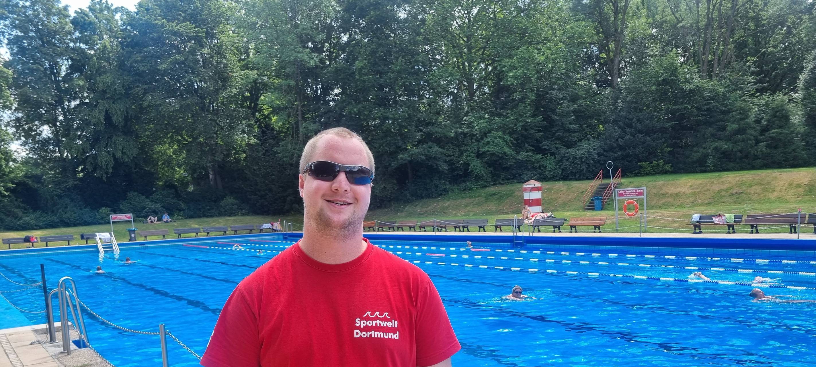 Dortmund: Bademeister bei der Arbeit