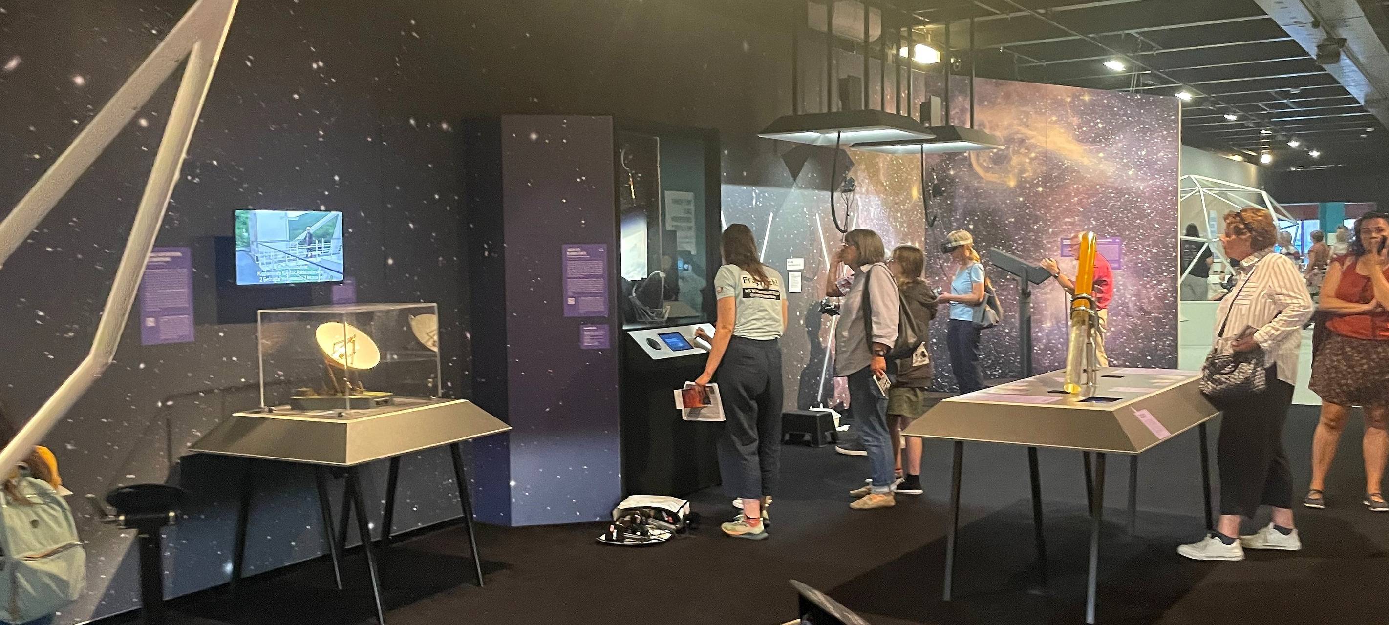 MS Wissenschaft liegt am Dortmunder Hafen