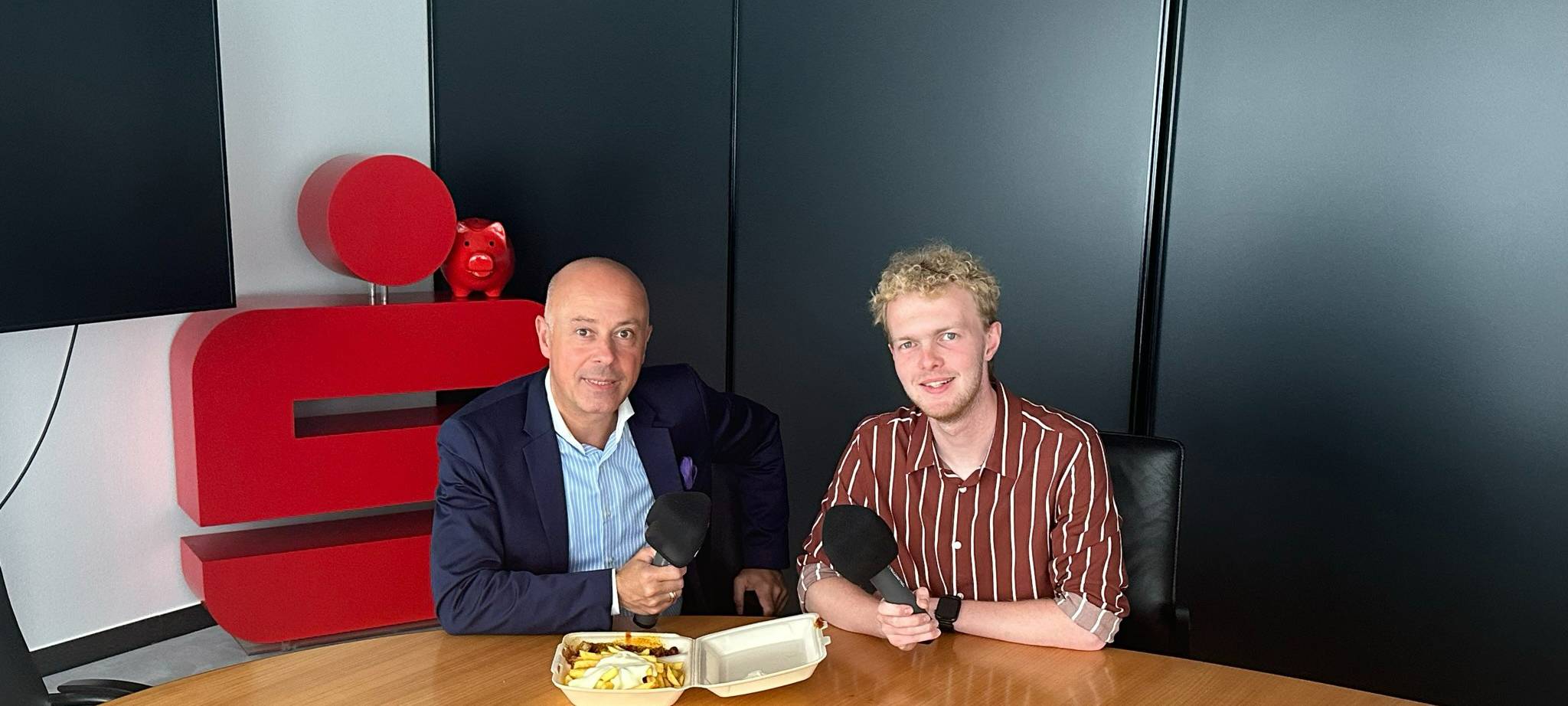 Sascha Horitzky ist bei der Sparkasse Dortmund für das „Generationenmanagement“ zuständig. Er kümmert sich um Testamentsvollstreckung, Stiftungen und viel mehr. Warum wir alle uns so früh wie möglich Gedanken um unser Erbe machen sollten, hörst du in dieser Folge.