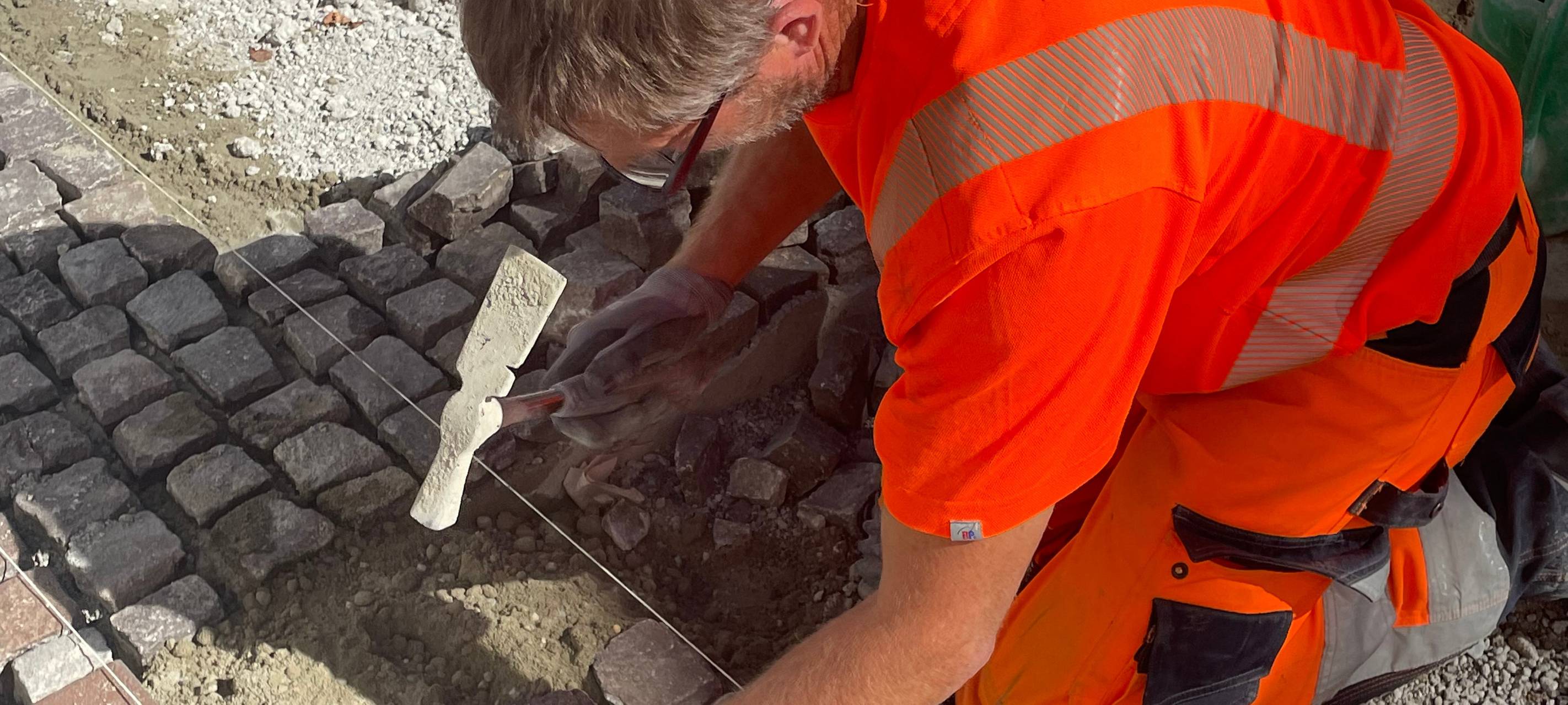 Dortmunder City-Kolonne repariert Pflaster in der Innenstadt