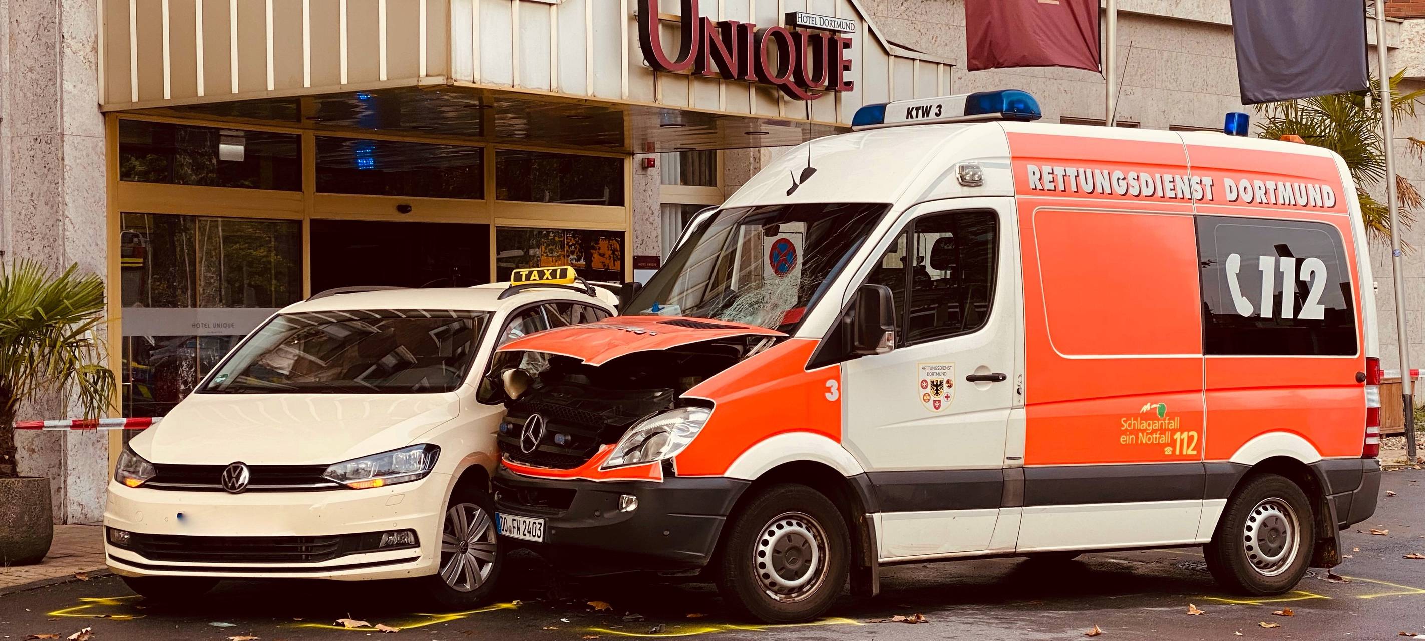 Dortmund: Krankenwagen gegen Taxi