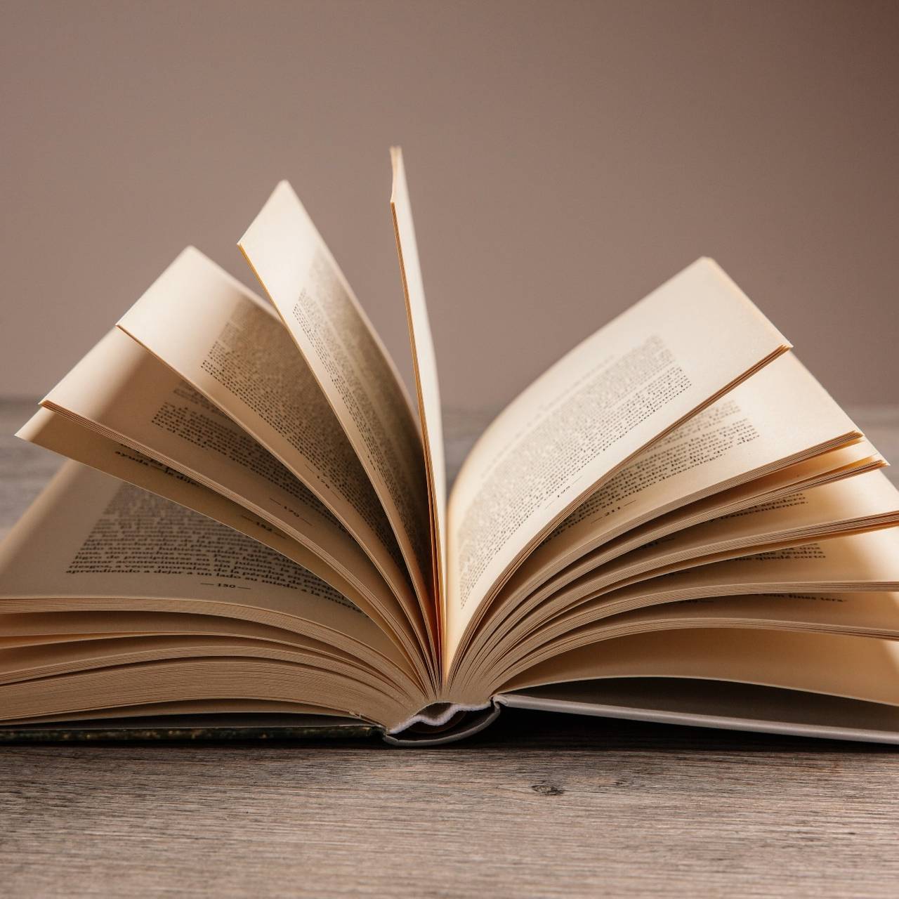 Ein aufgeschlagenes Buch (Symbolbild)