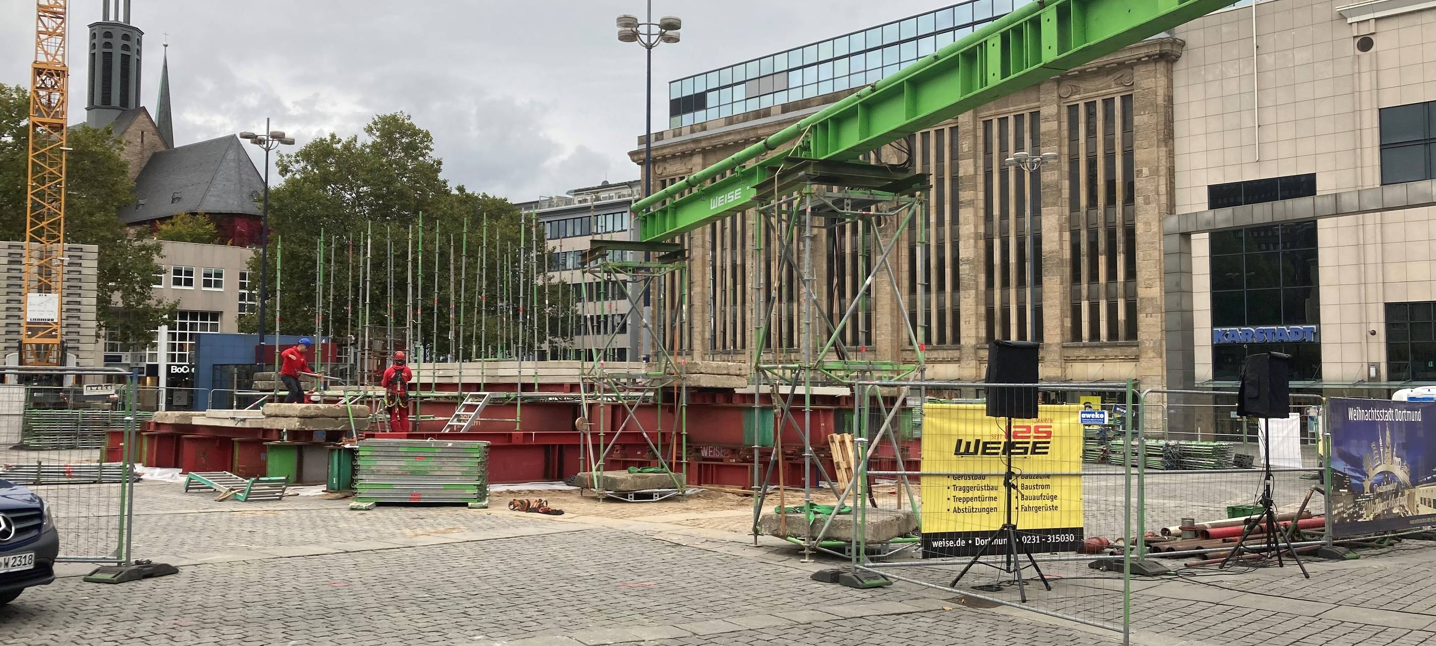 Dortmund: Größter Weihnachtsbaum der Welt wird aufgebaut