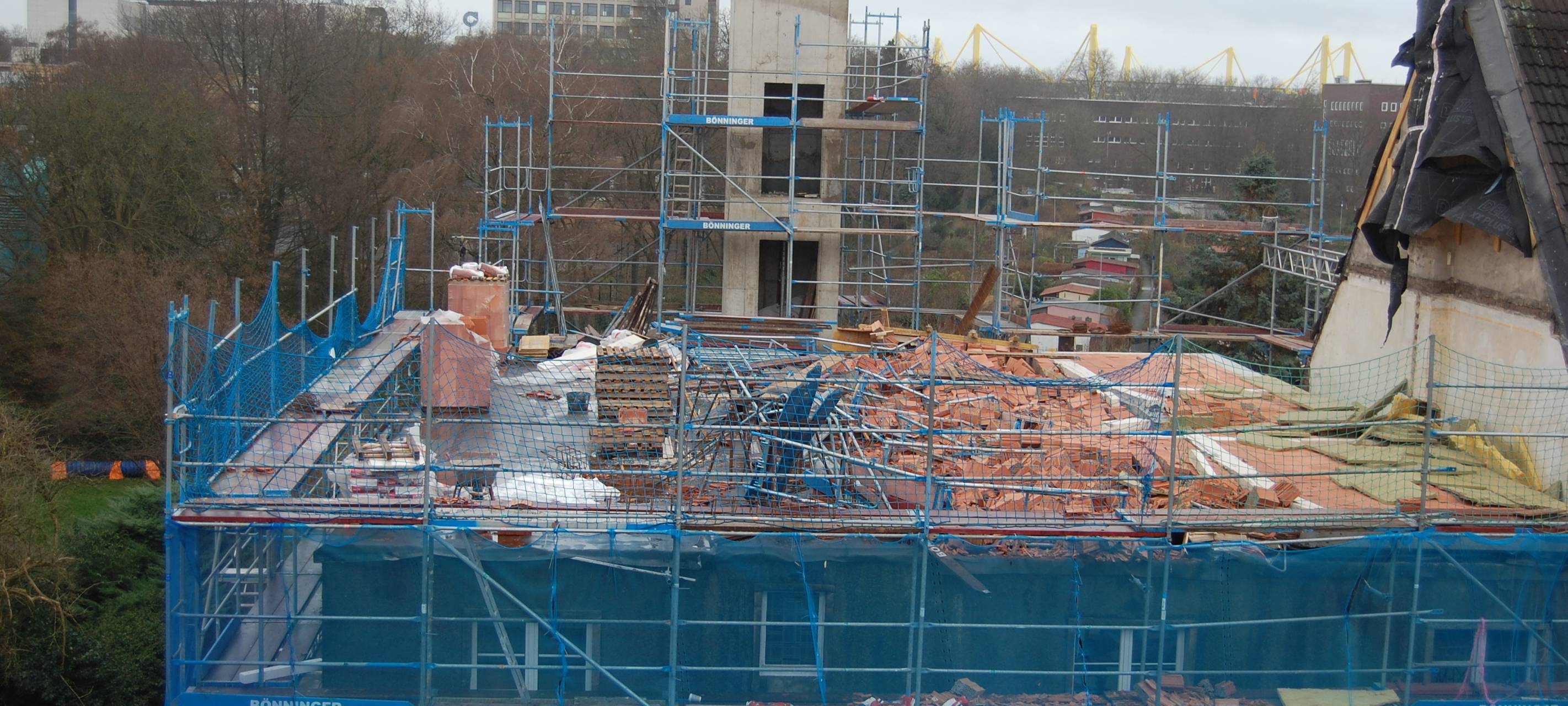 Dortmund: Mauer stürzt auf Hausdach