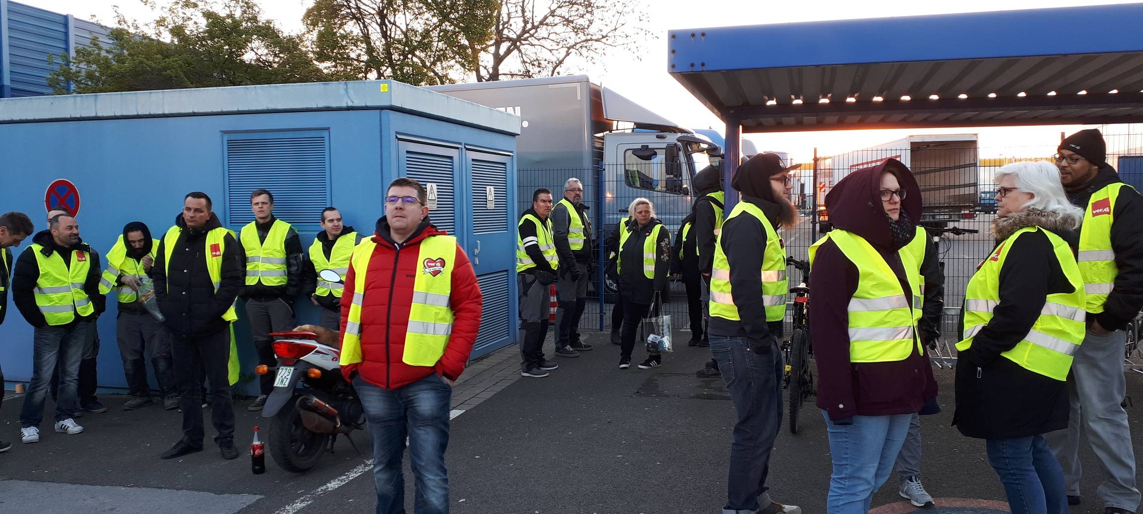 TEDi-Lager-Mitarbeiter streiken gemeinsam mit den Kollegen von Amazon