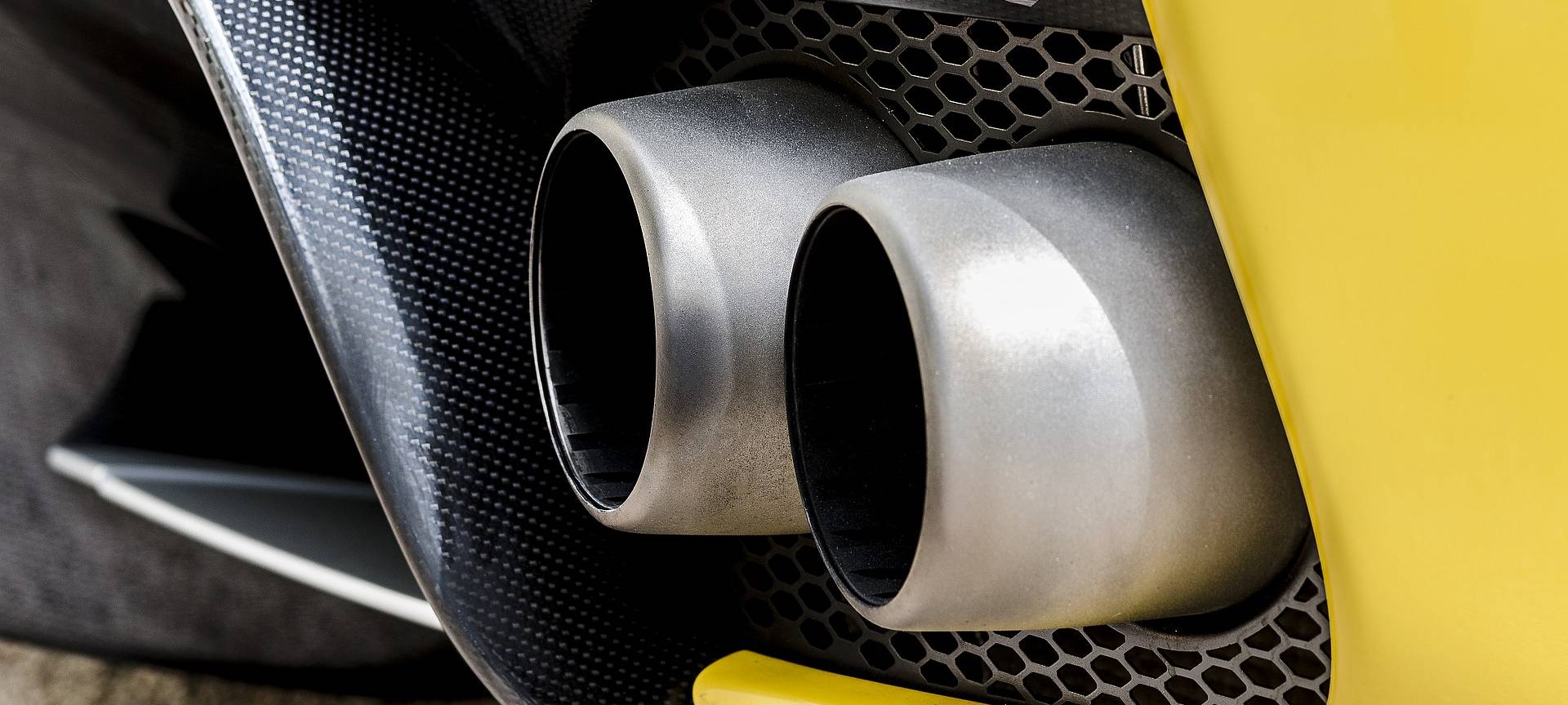 Illegales Autorennen auf dem Ostwall