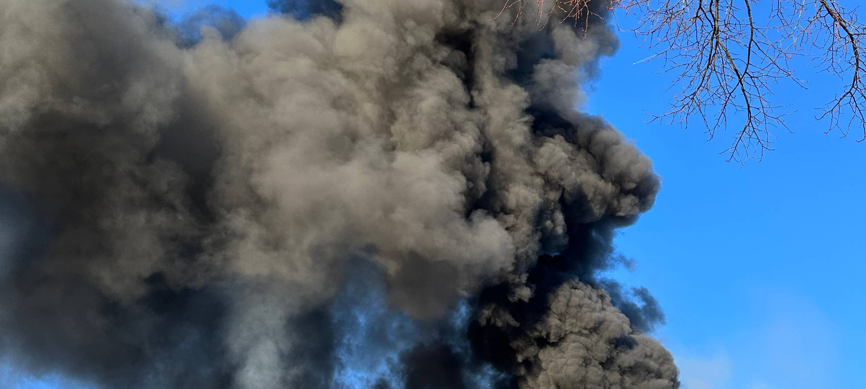 Feuerwehr Dortmund: Dach von Lagerhalle eingestürzt