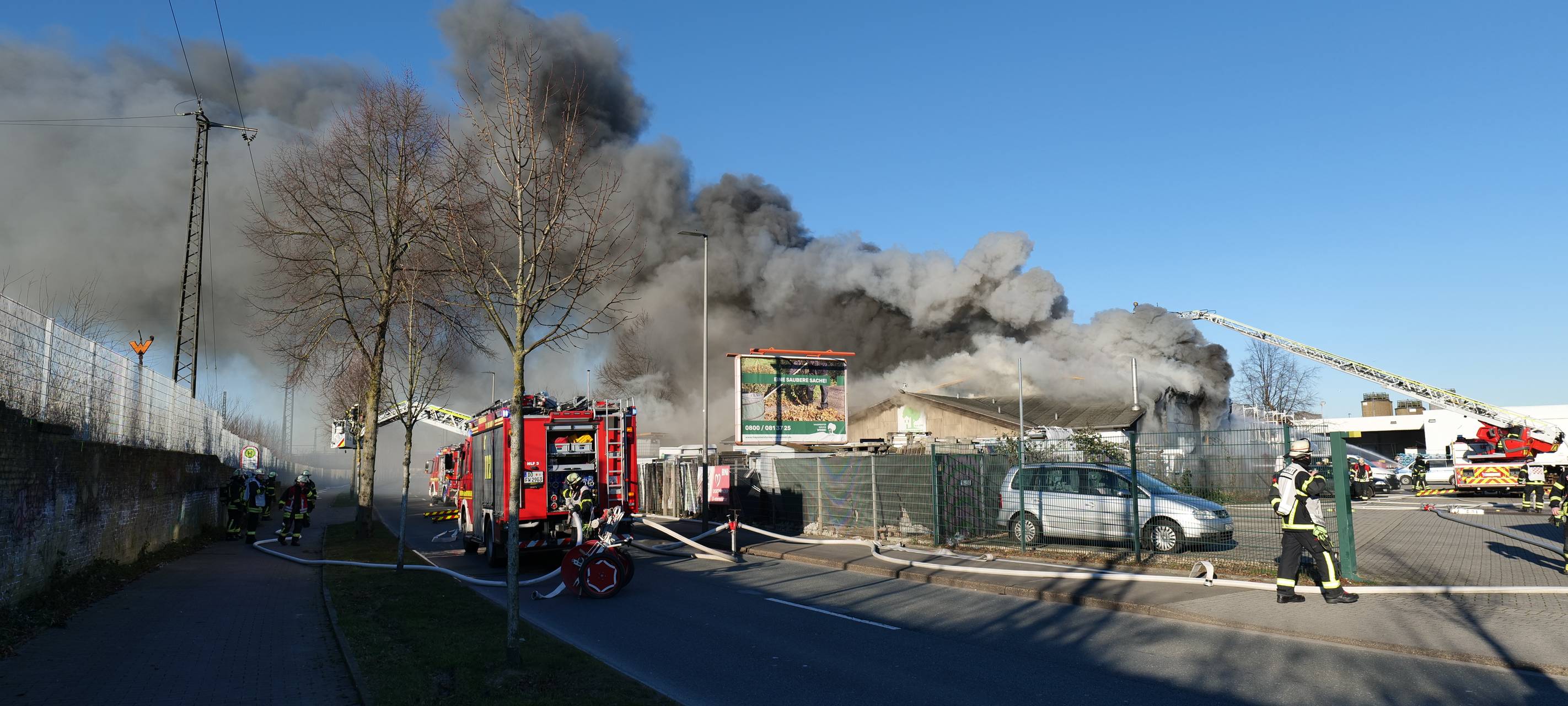 Feuerwehr Dortmund: Dach von Lagerhalle eingestürzt