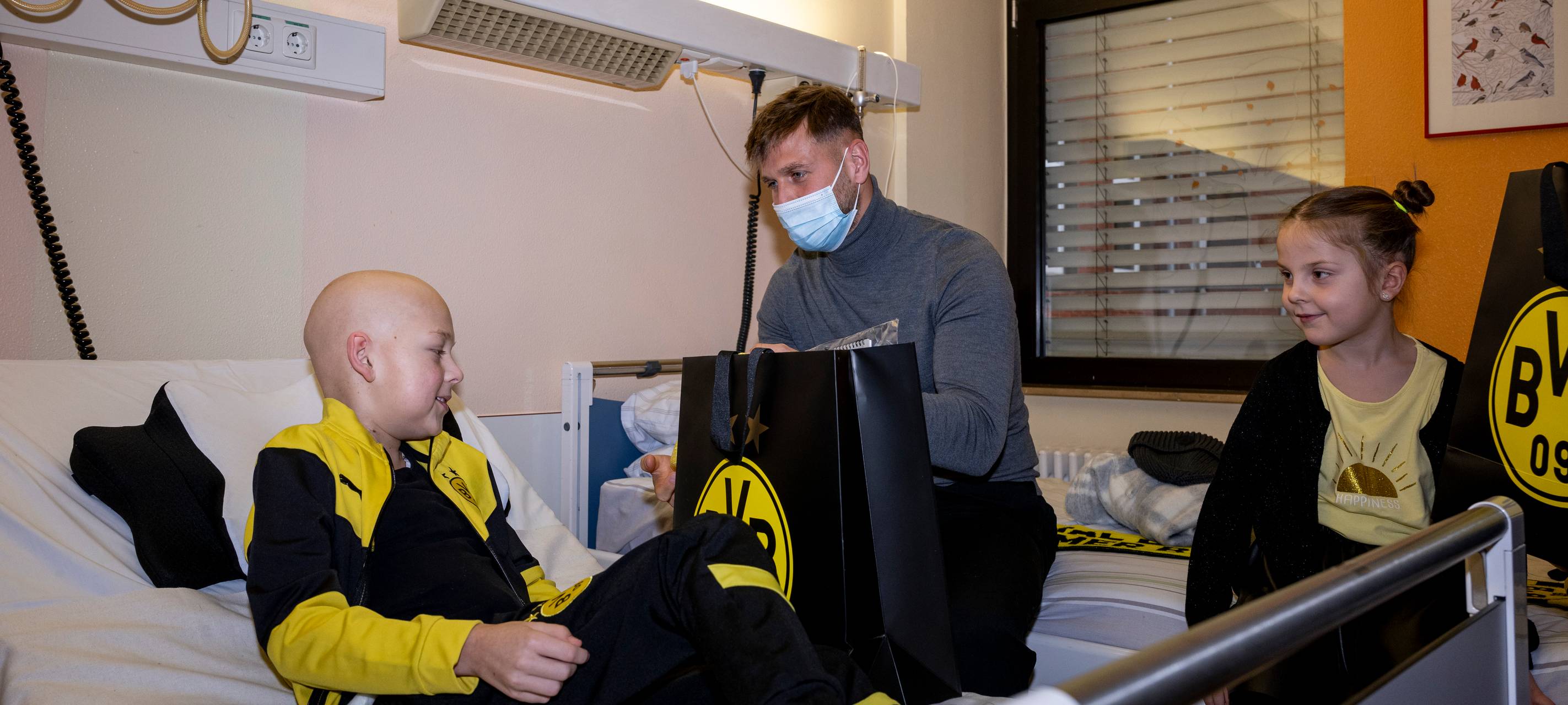 BVB besucht Kinder im Klinikum Dortmund