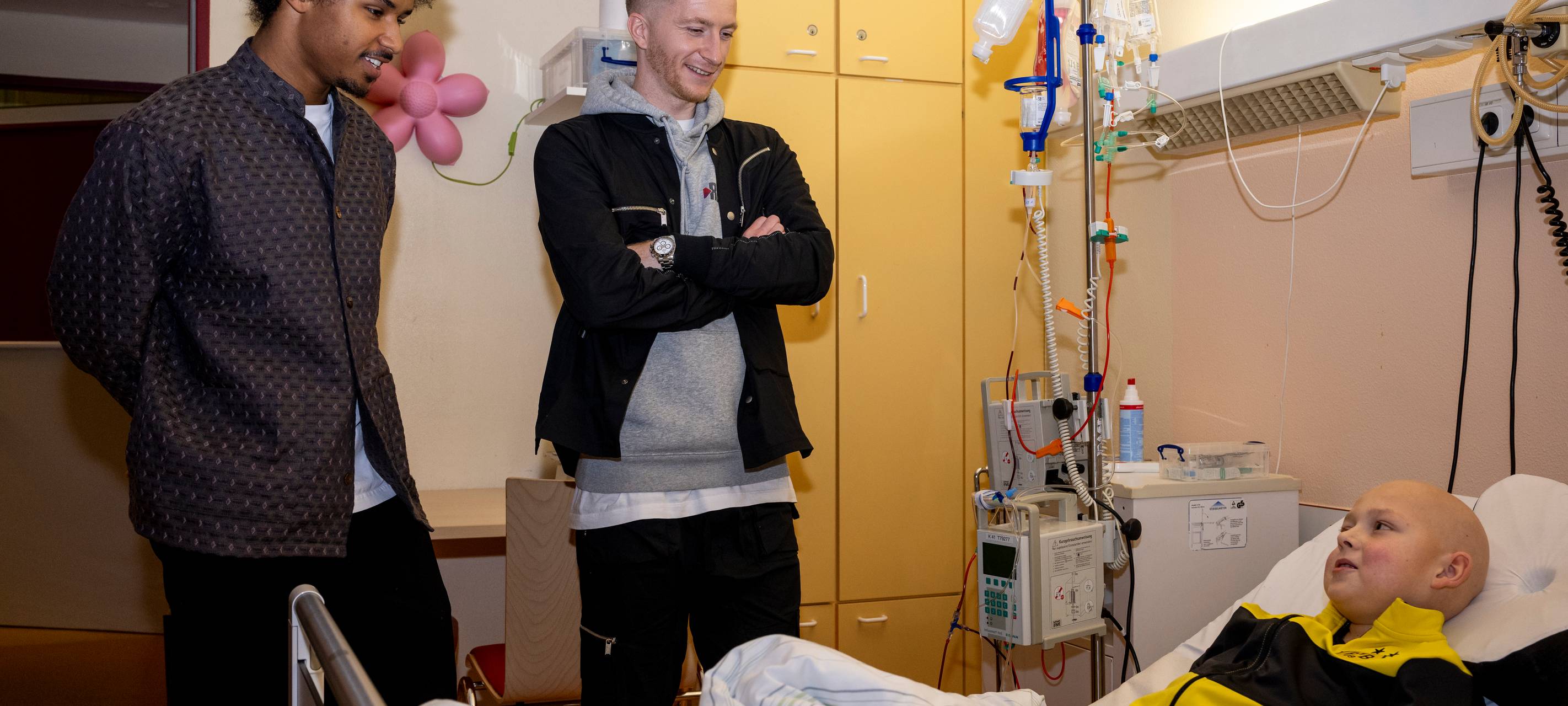 BVB besucht Kinder im Klinikum Dortmund