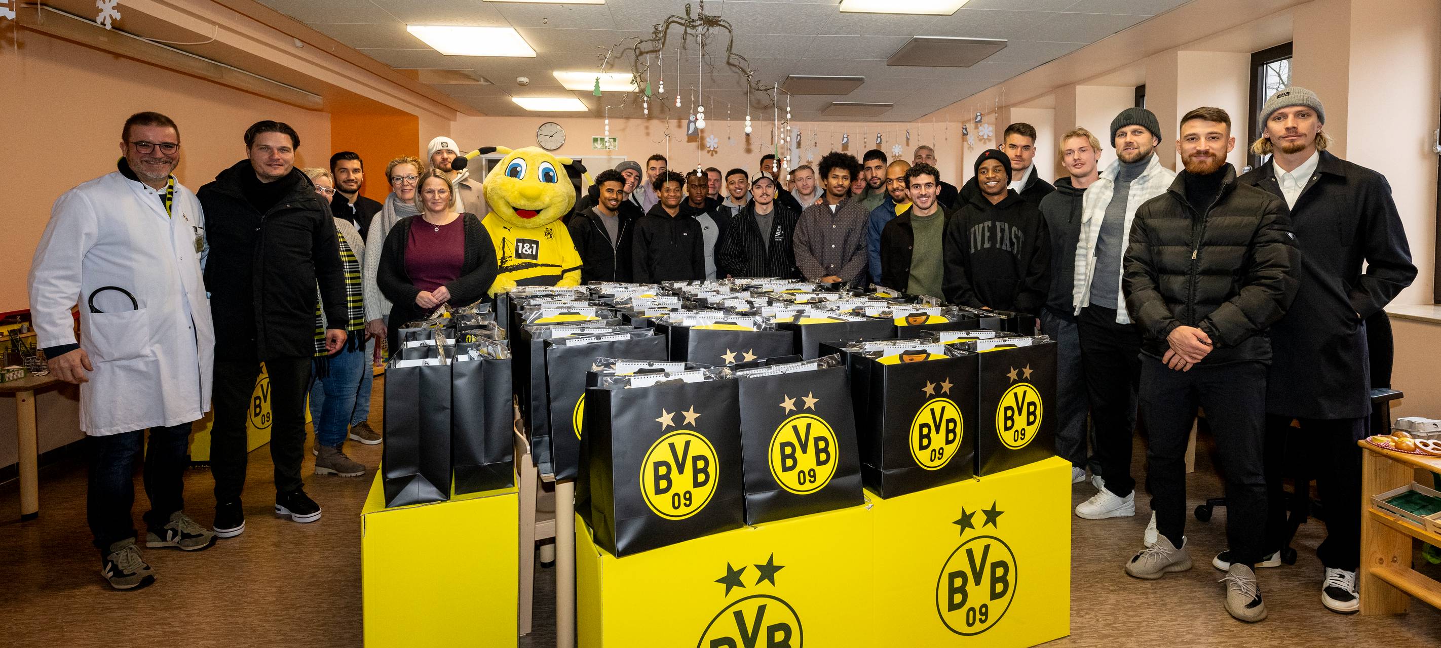 BVB besucht Kinder im Klinikum Dortmund