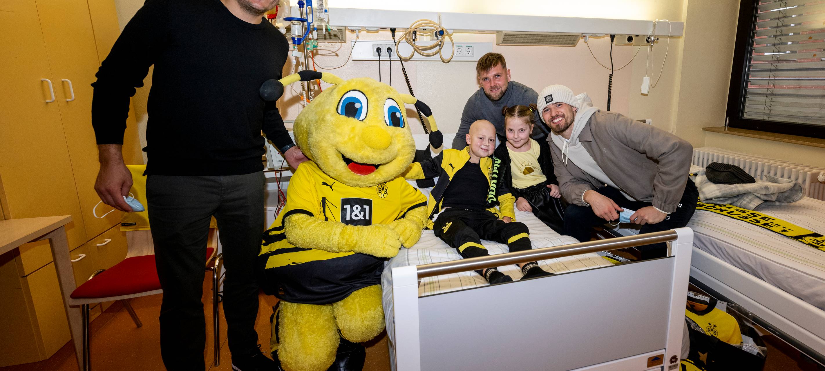 BVB besucht Kinder im Klinikum Dortmund