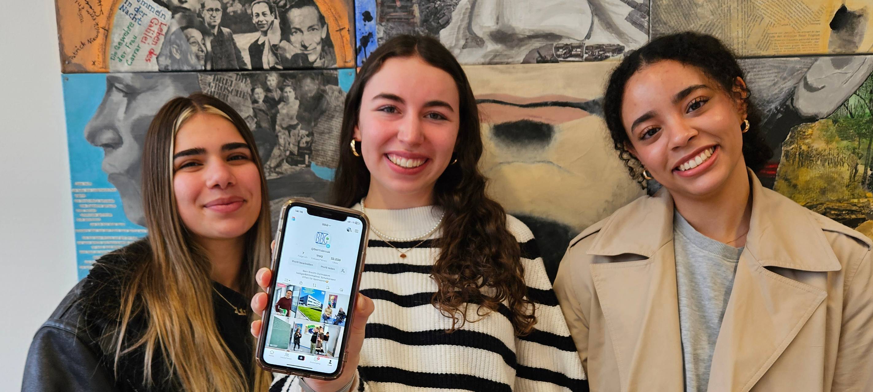 Dana, Lara und Yasmin vom Bert-Brecht-Gymnasium drehen Videos für die Schul-TikTok-Seite "BertisBreak".
