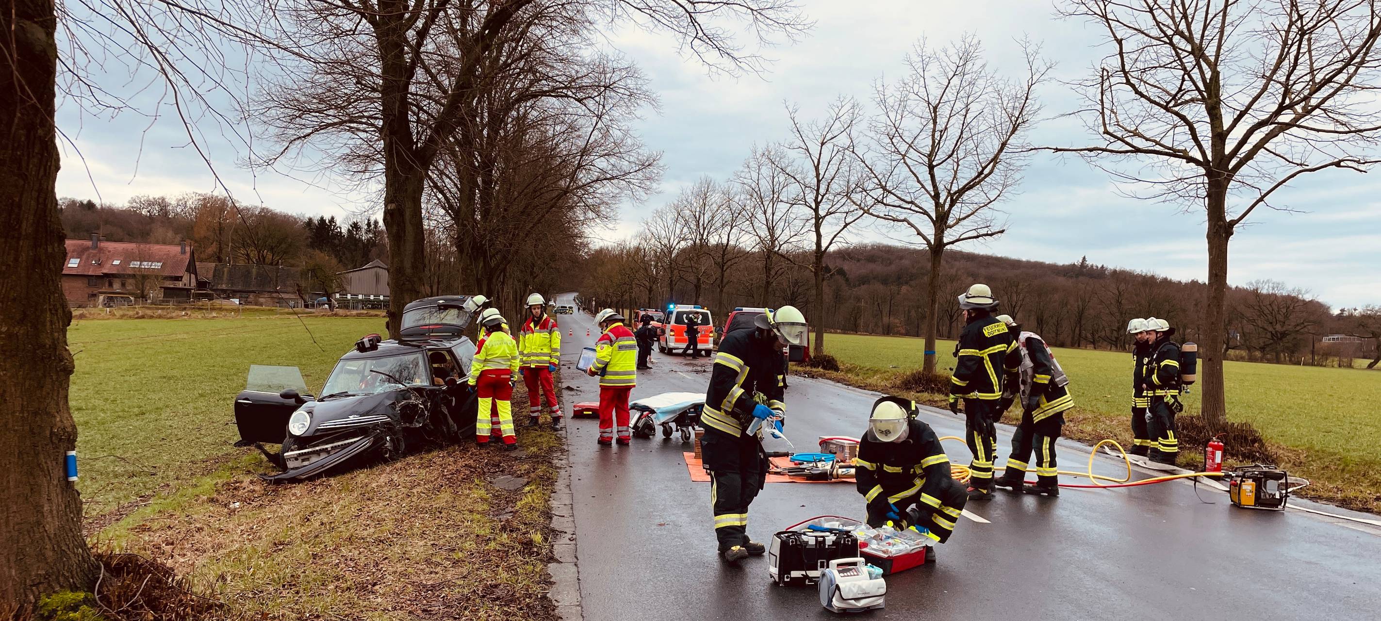 Dortmund: Frau fährt gegen Baum