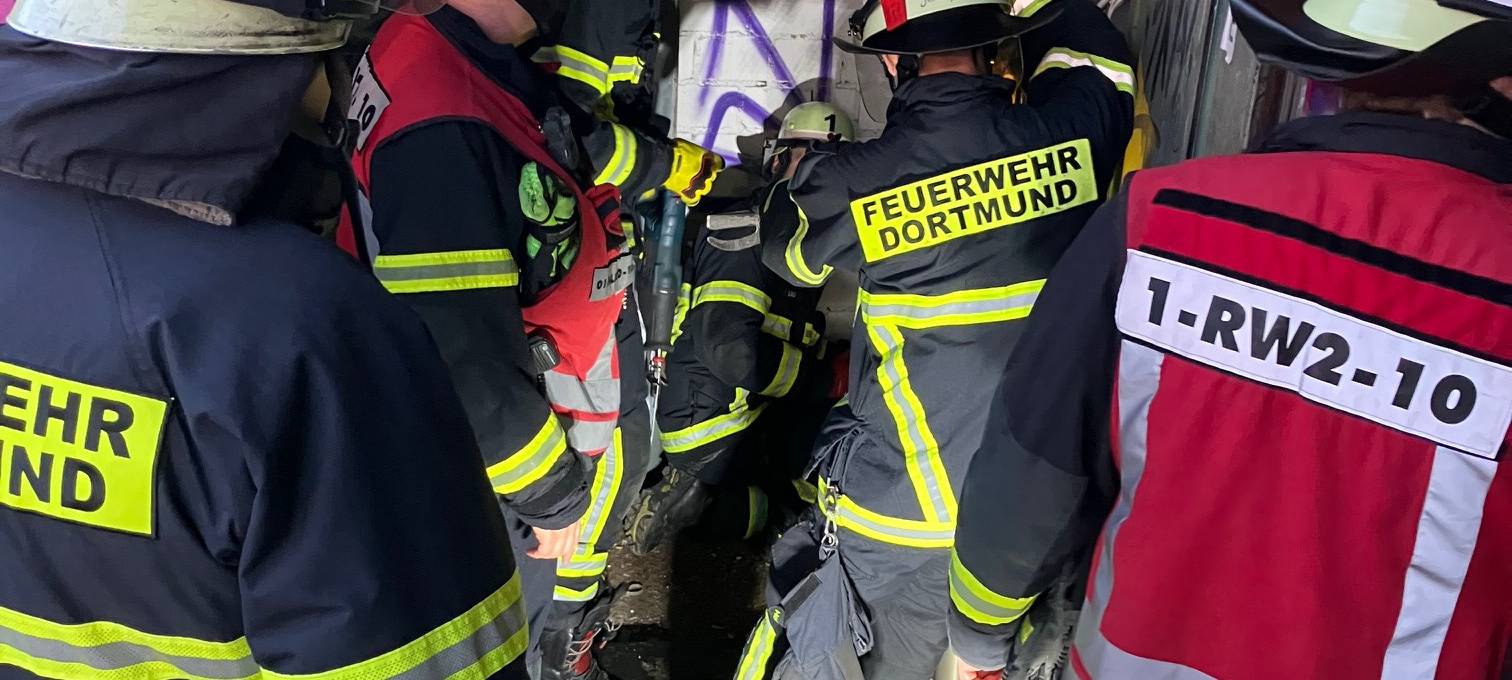 Feuerwehr Dortmund befreit Jugendlichen aus Aufzugschacht