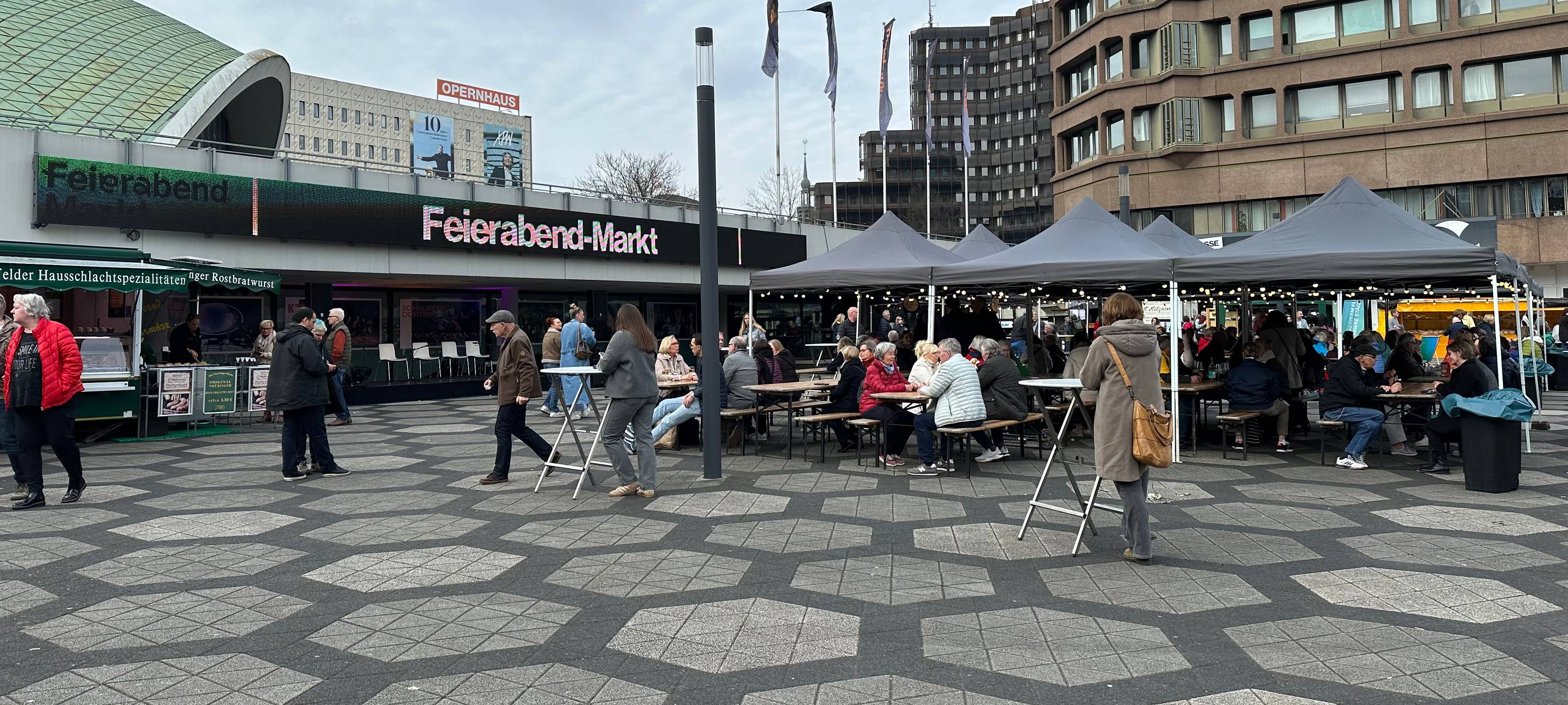 Feierabendmarkt auf dem Theatervorplatz in Dortmund
