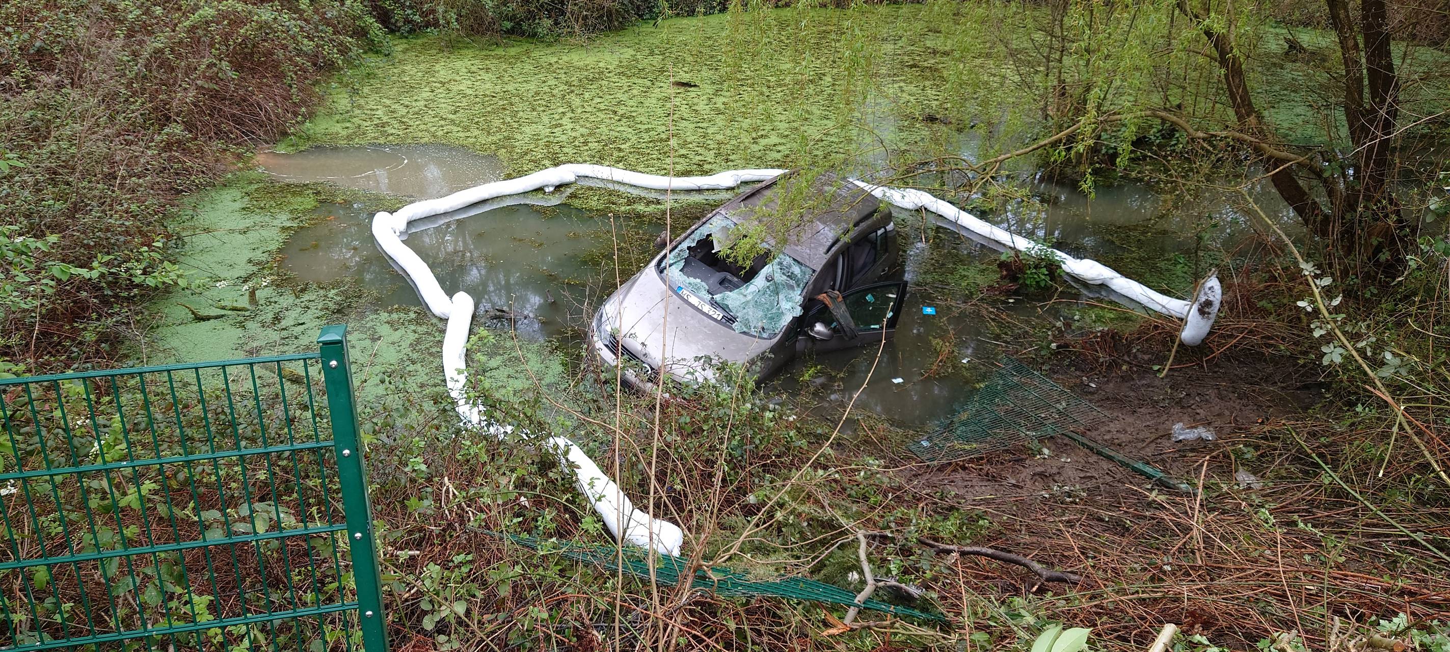 Auto stürzt in Dortmunder Tümpel