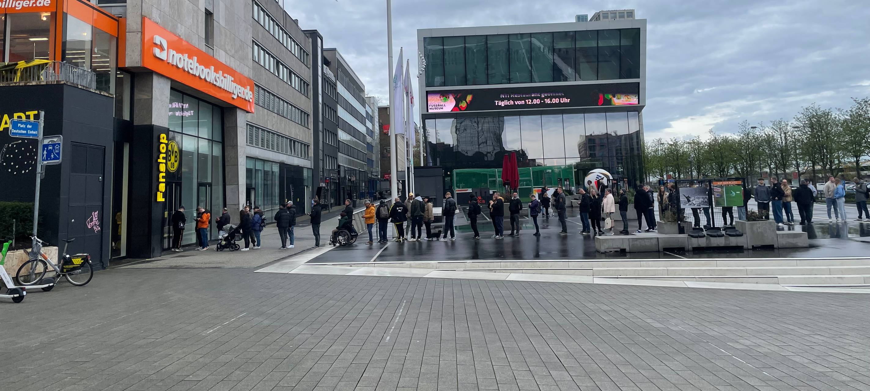 Großer Andrang beim Verkauf des neuen BVB-Sondertrikots