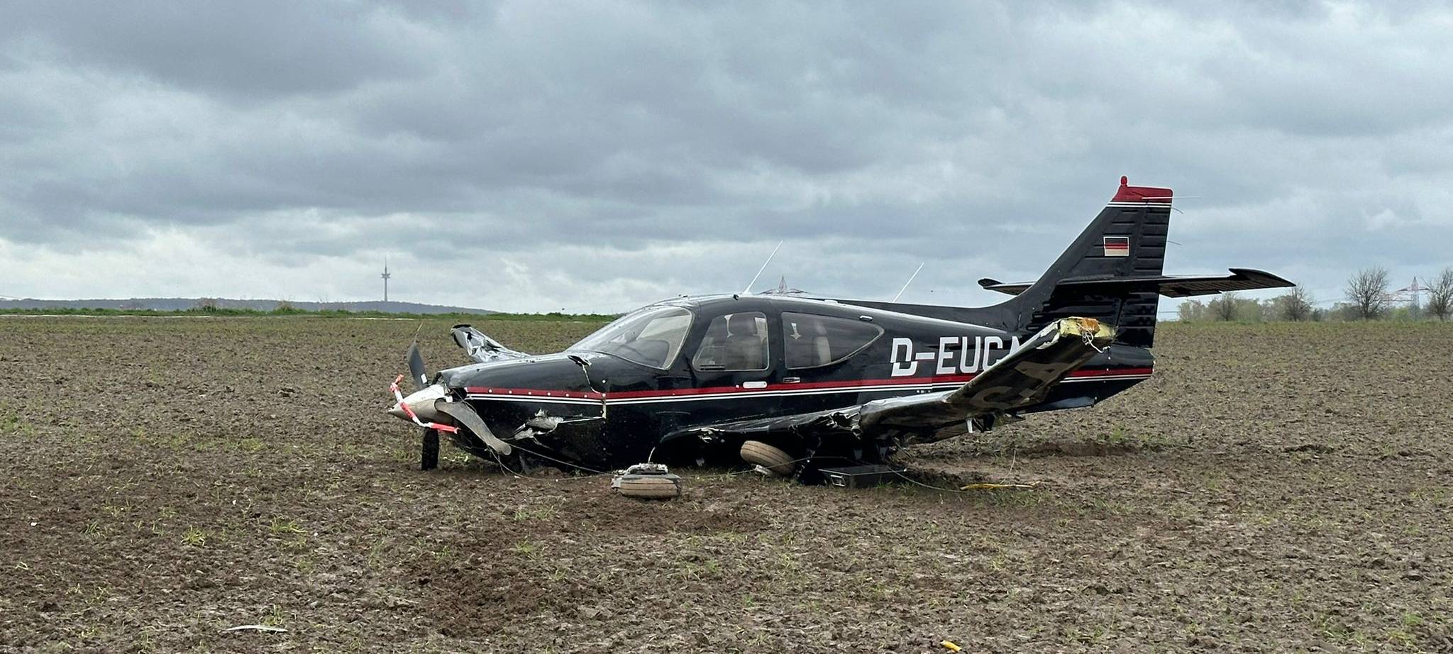 Dortmund: Kleinflugzeug am Flughafen verunglückt