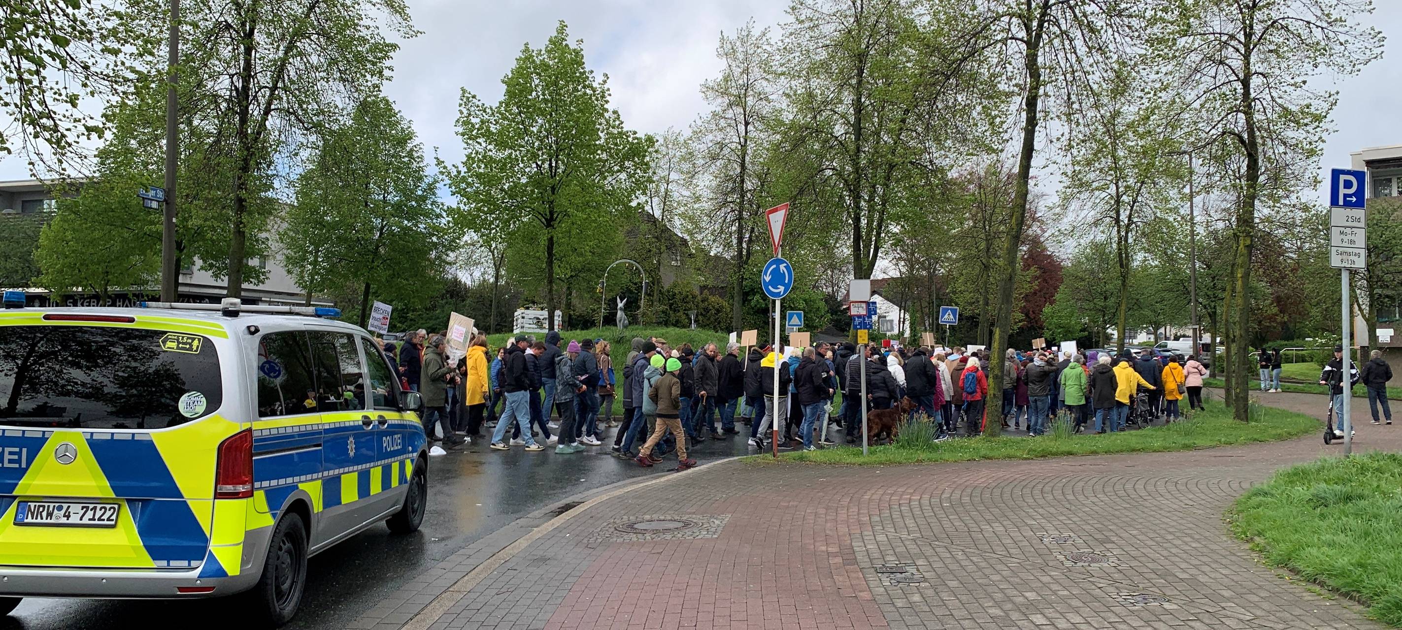 Anwohner demonstrieren gegen Gewerbegebiet in Brechten