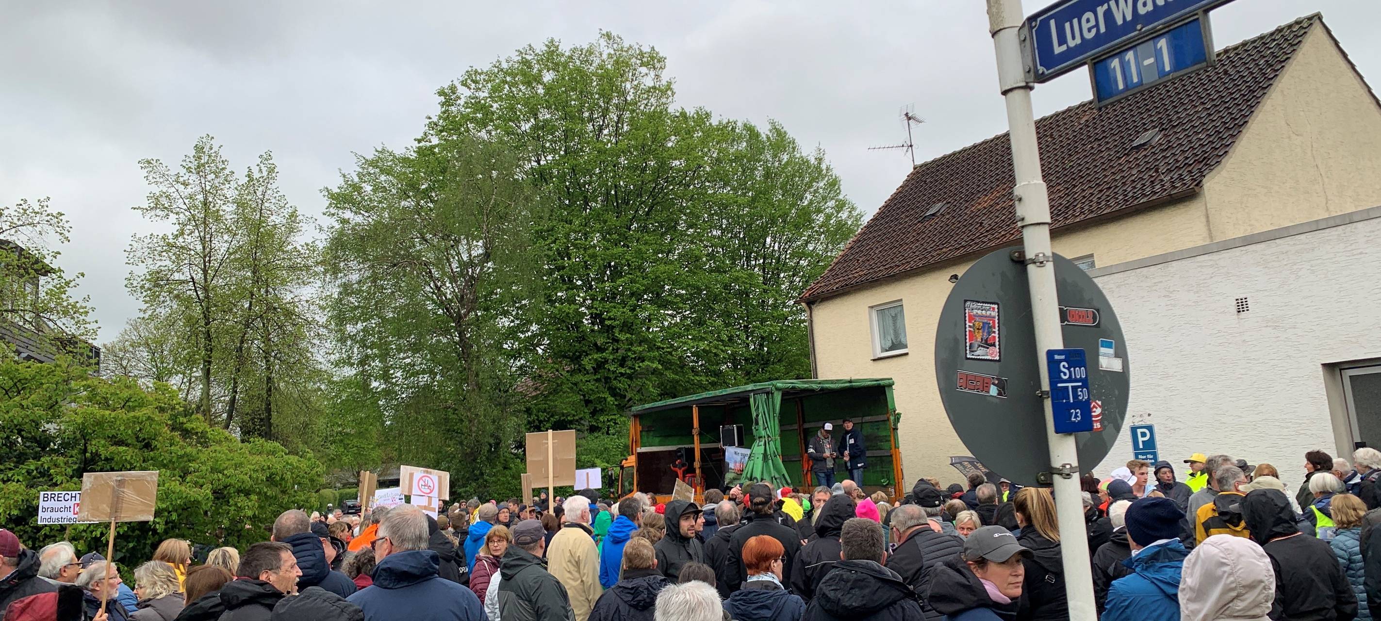 Anwohner demonstrieren gegen Gewerbegebiet in Brechten