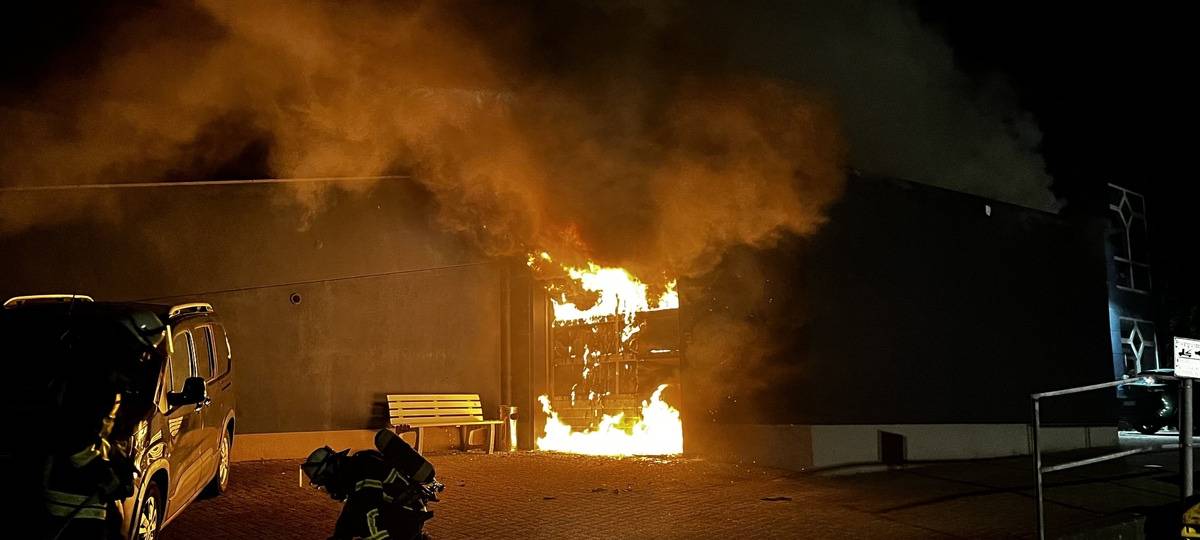 Feuer im Autohaus in Dortmund