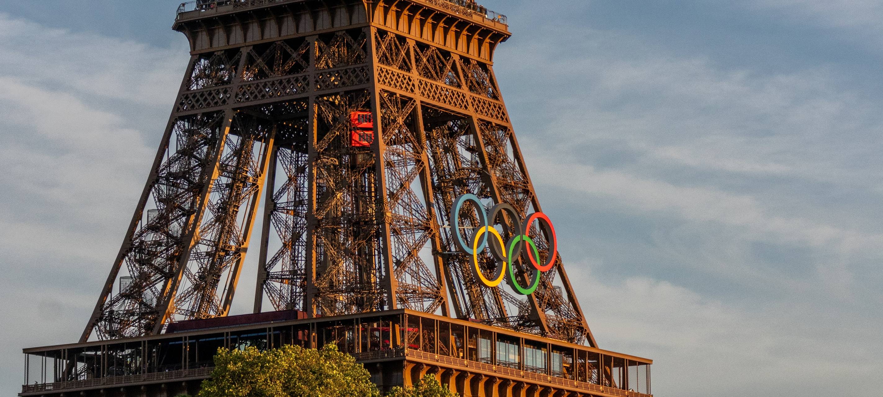 Olympische Ringe am Eiffelturm in Paris
