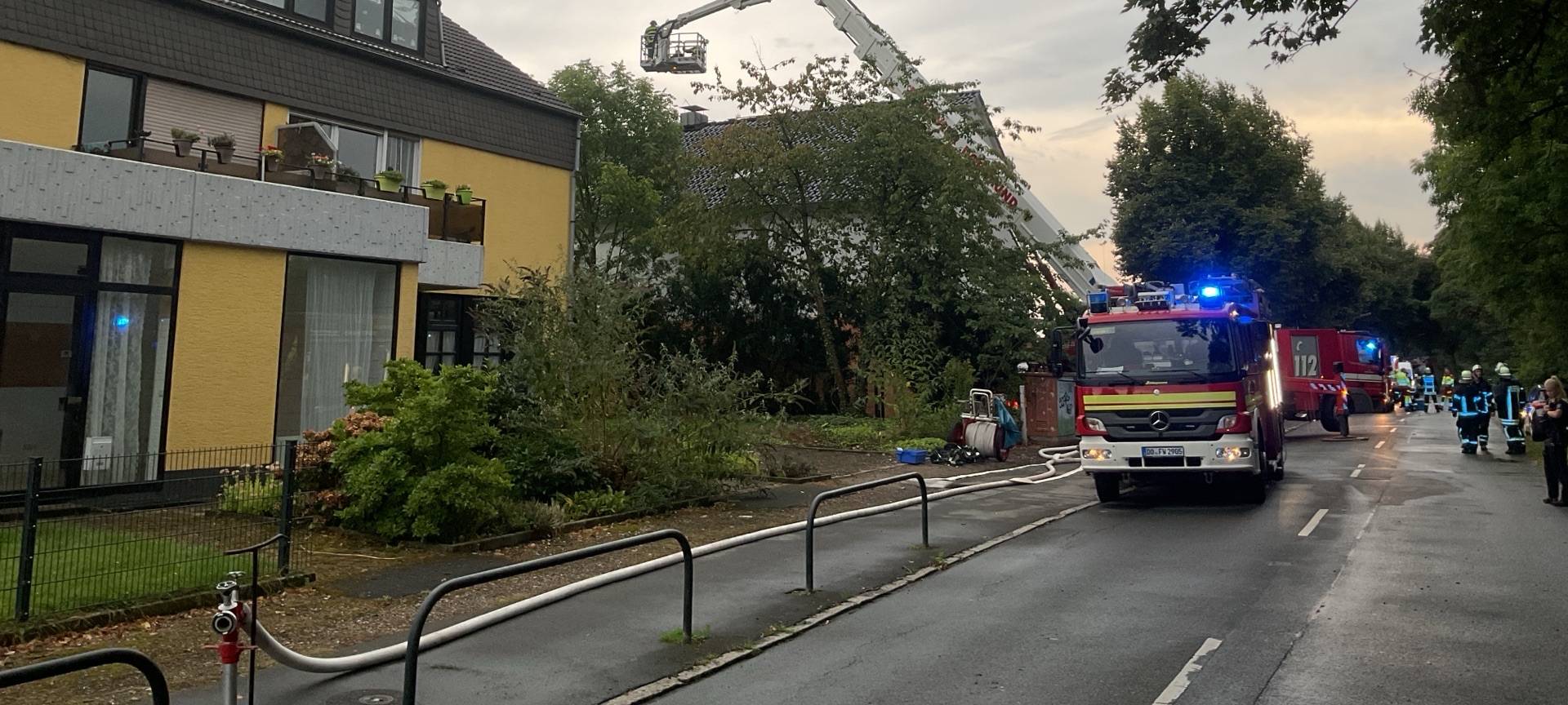Löschfahrzeug und Teleskopmast vor dem Gebäude